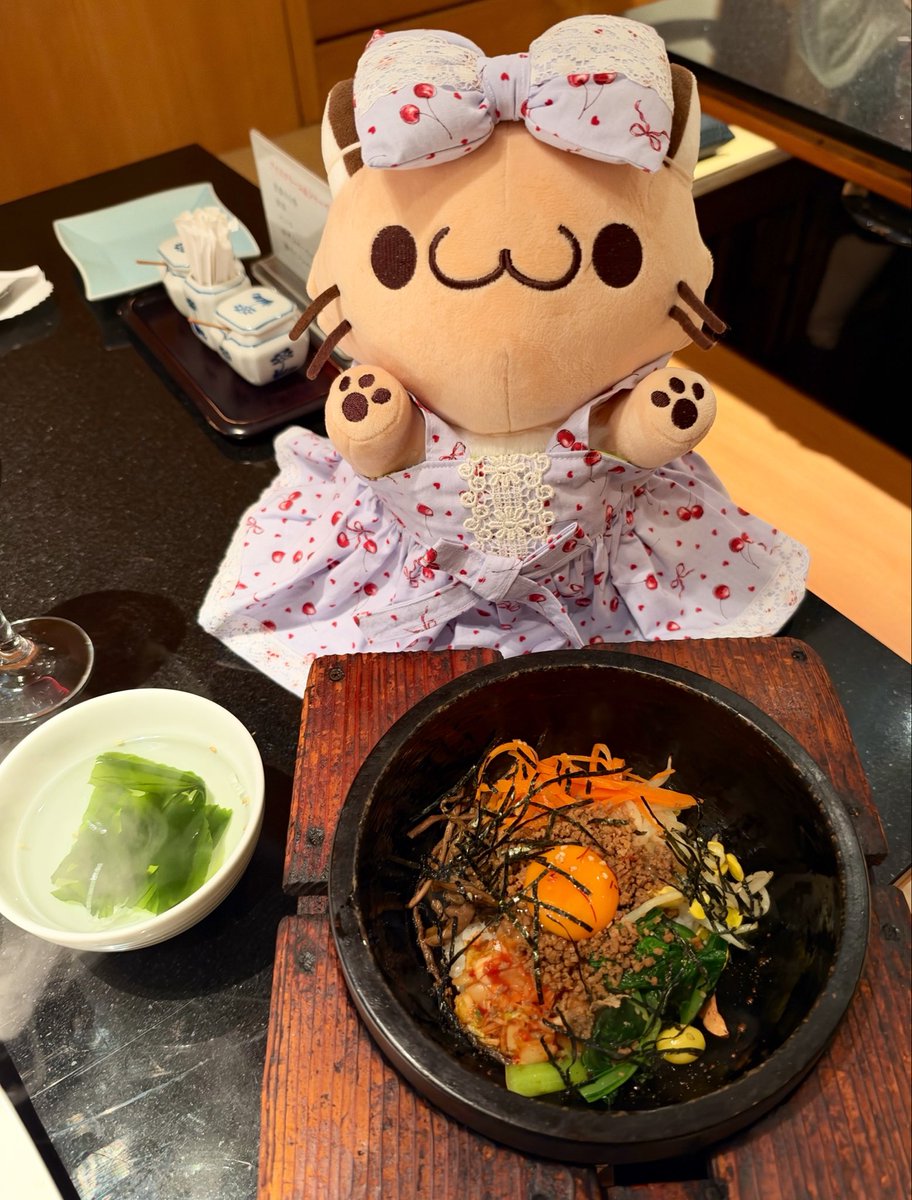 31Tomoka31's tweet photo. 無性にビビンバが食べたくて、すみれ家にランチ🍽️に😋🐽
注文したのは、吟選五種取り合せ✨
美味い😋
やっぱり、すみれ家のビビンバが一番好き💘

お店の方が以前、来た時の投稿を見ていてお礼を言って下さり、ローレッタを可愛いと言って下さり嬉しかった✨
#ぬい撮り
#ぬい
#すみれ家
#焼肉
#ランチ https://t.co/vjP5MWKk96