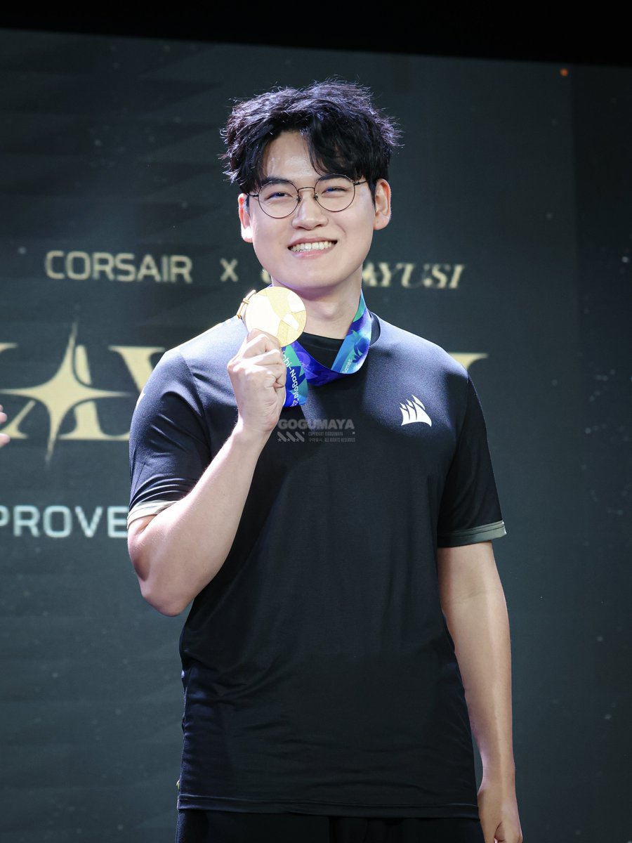 gogumaya0602's tweet photo. 261004 Corsair's Gumayusi's Fanmeeting
국대원딜 금메달 구마유시 ✨🥇✨
 #이민형 #구마유시 #GUMAYUSI https://t.co/3qsJvvMRQj