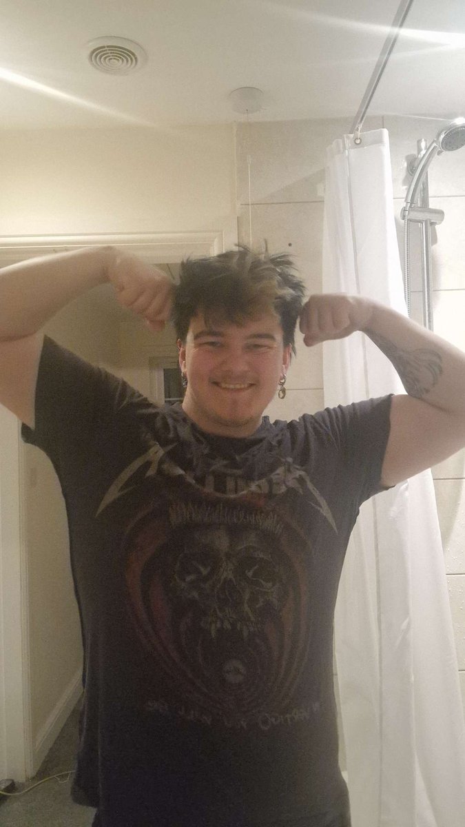 KingTravesty's tweet photo. Need to re dye my hair soon damn 😭 #gay #mlm https://t.co/9fDHcsTqxe