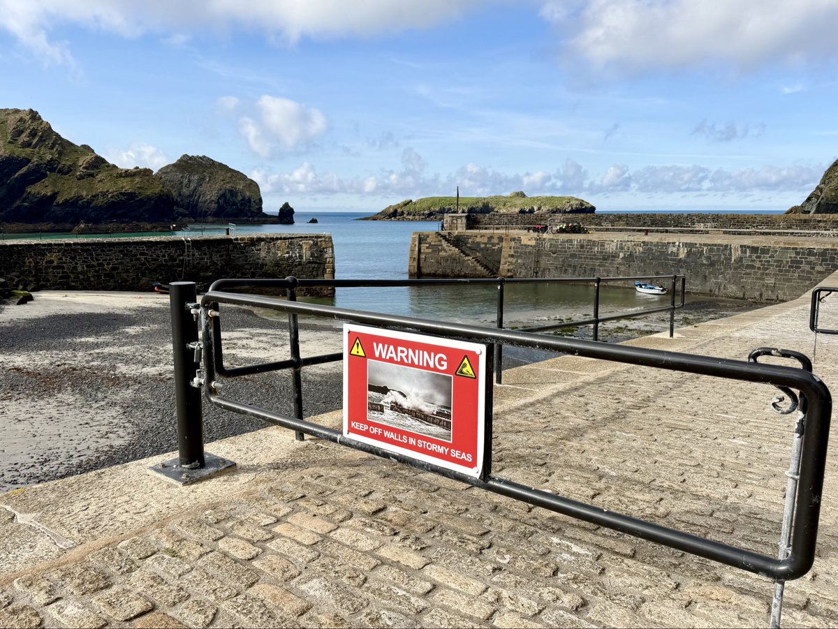 LizzieHelenMay's tweet photo. #signsonSunday #Sundaysigns hard to imagine on a beautiful calm day. Million Cove, Cornwall https://t.co/BqNsqtsQVR