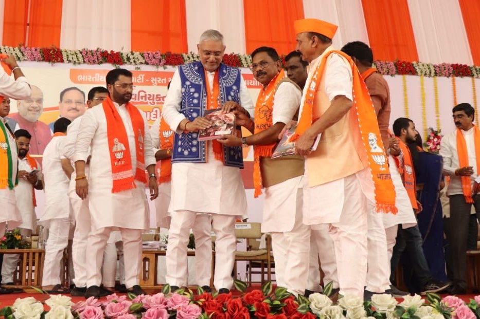 prabhunvasava's tweet photo. ભાજપા ગુજરાતના યશસ્વી પ્રદેશ અધ્યક્ષ તરીકે એક વર્ષની સફળ અને ગૌરવપૂર્ણ સફર પૂર્ણ કરવા બદલ માનનીય શ્રી Jagdish Panchalજીને ખુબ ખુબ અભિનંદન.
આપના પ્રેરણાદાયી માર્ગદર્શનમાં ગુજરાત ભાજપ જનસેવા અને સંગઠનની નવી ઊંચાઈઓ સર કરે તેવી હાર્દિક શુભકામનાઓ.
#india #news #indianews #mpbardoli https://t.co/XDtDRSE7WL