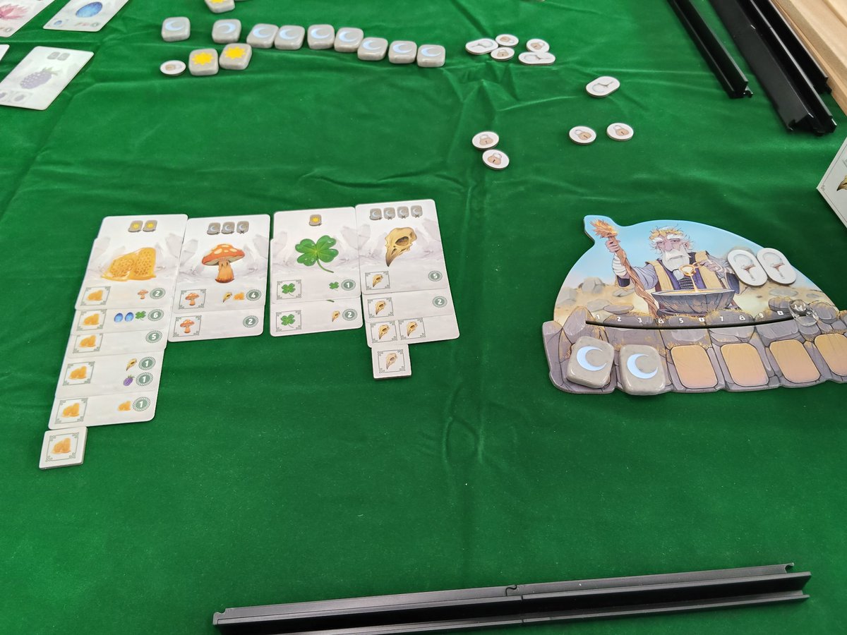 n_karasuma's tweet photo. 今日の初プレイ勝利ゲーム

カルヌータ

4人戦インスト込で1時間弱。
セットコレクション、リソースマネジメント。
基本的にカードを多くプレイするとリソース効率が上がるので今回は速攻の方針を採用。
場のカードの引きも悪くなく逃げ切りに成功した形でした https://t.co/6bVb38wfvL