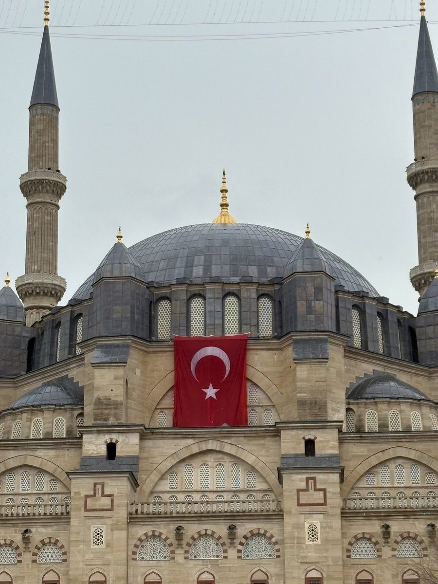 sundophile's tweet photo. üstümüzden eksilmesin al bayrağın gölgesi. https://t.co/0Ctcv1AxyW