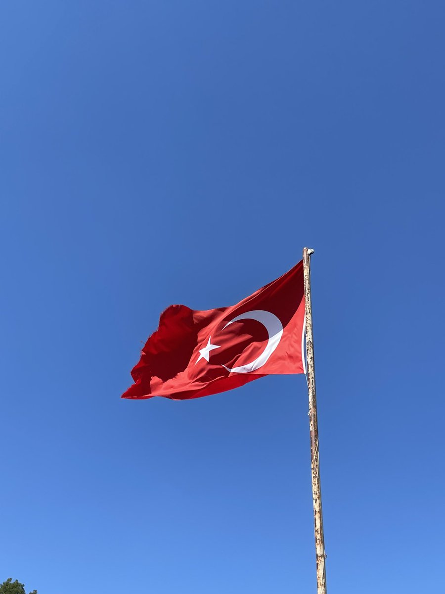 sundophile's tweet photo. üstümüzden eksilmesin al bayrağın gölgesi. https://t.co/0Ctcv1AxyW