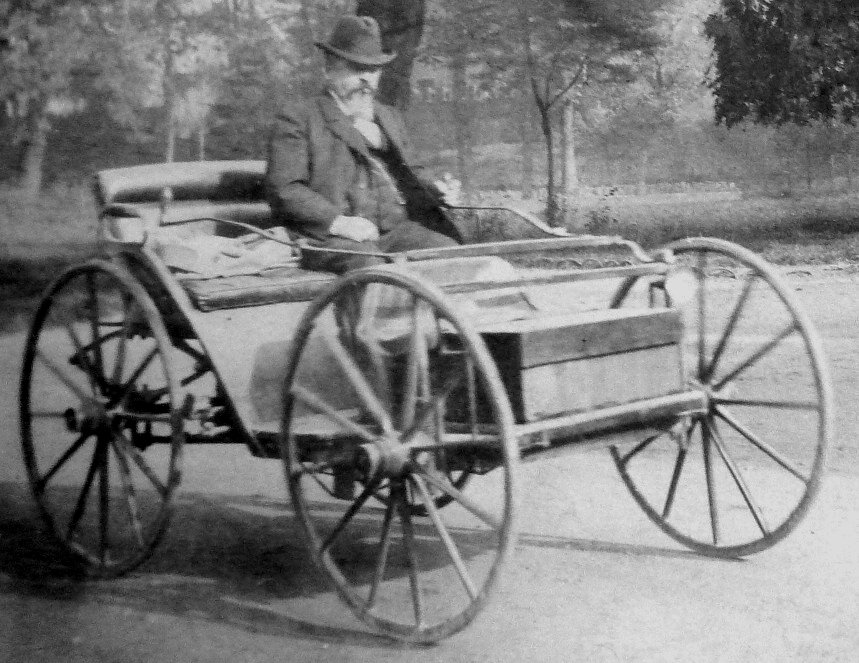 Has_und_Hexe's tweet photo. Das erste E-Auto (Flocken Elektrowagen) kam 1888, zwei Jahre nach Carl Benz' Patent-Motorwagen. Es wurde, allerdings vom Markt ausgespuckt und ausgelacht. Weil es schlicht keine Möglichkeit gab, ausreichend Energie mitzuführen. Erst über 100 Jahre später gelang es Tesla, dank moderner Lithium-Ionen-Akkus und dem Ausbau von Ladeinfrastruktur, das EV doch noch marktfähig zu machen. Mittlerweile ist das EV etabliert und für viele Anwendungen ein hervorragendes Produkt. Allerdings wird es den Verbrenner niemals komplett vom Markt verdrängen können, da es zu 100% von einer funktionierenden Infrastruktur abhängig ist. Wenn z.B. der Russe doch noch angreift, war's das für das E-Auto. Mein 93er Landcruiser läuft, dann aber immer noch. Zur Not mit Frittieröl.
