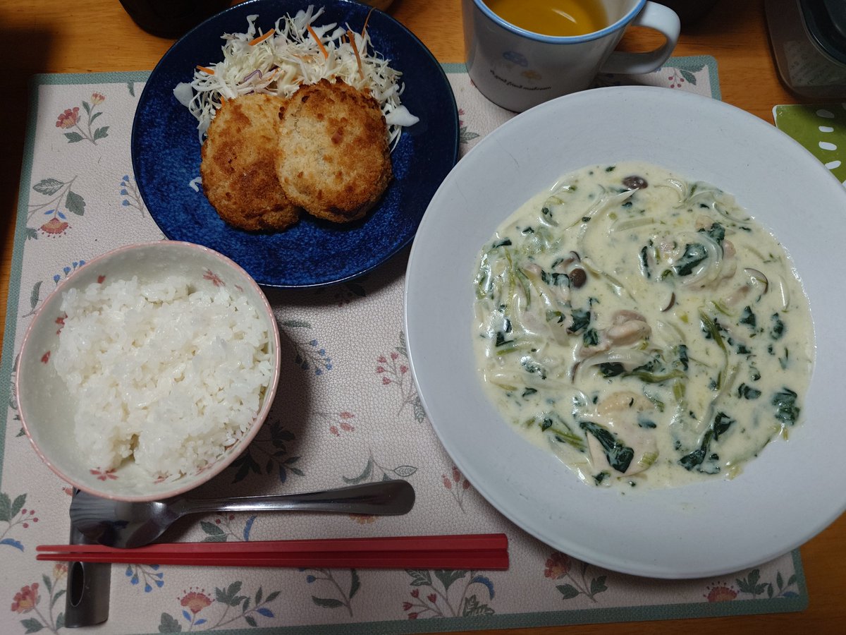 sp61y's tweet photo. 今日は鶏とほうれん草のクリーム煮！しめじや玉ねぎも入っています。コロッケと一緒にいただきまーす https://t.co/sHld1feSgV