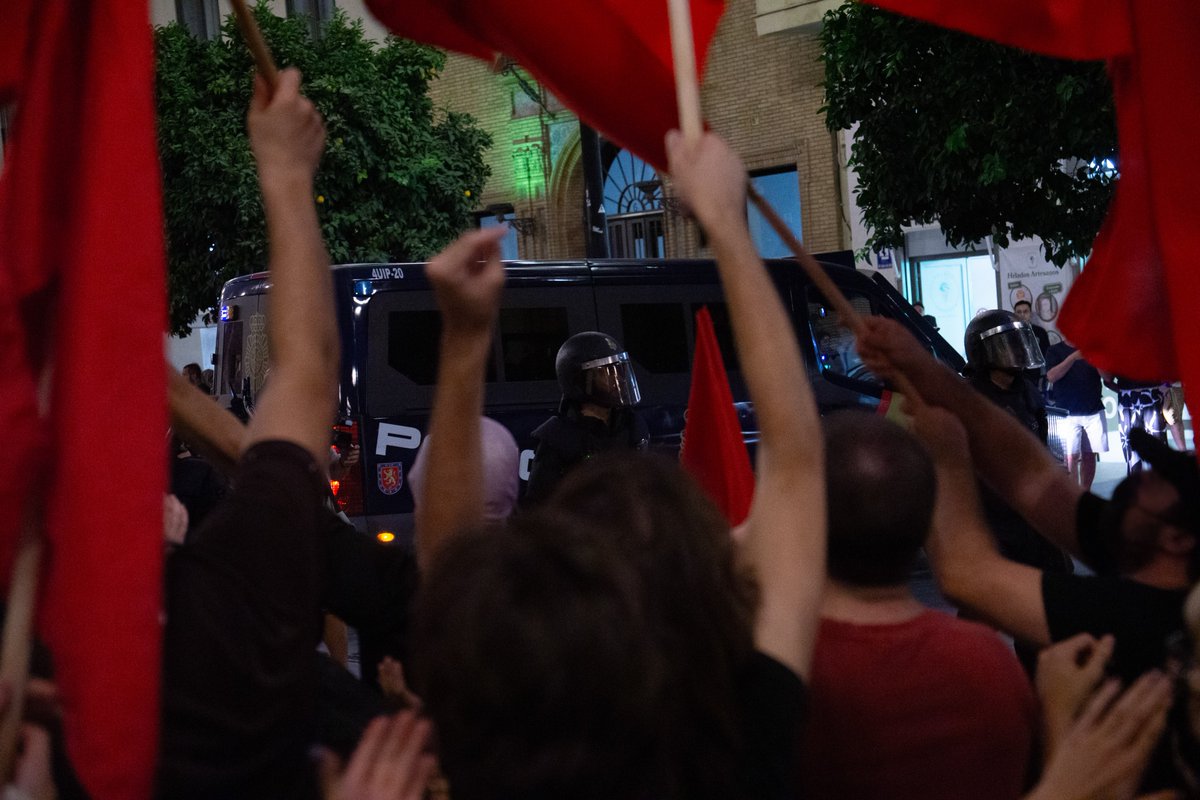 CJS_Sevilla's tweet photo. Ayer la clase trabajadora organizada de Sevilla paró a los nazis de Núcleo Nacional e impidió que pudieran concentrarse en Plaza Nueva. 

¡Frente al fascismo y la reacción, organización! 🚩🚩 https://t.co/buvGcUppVP