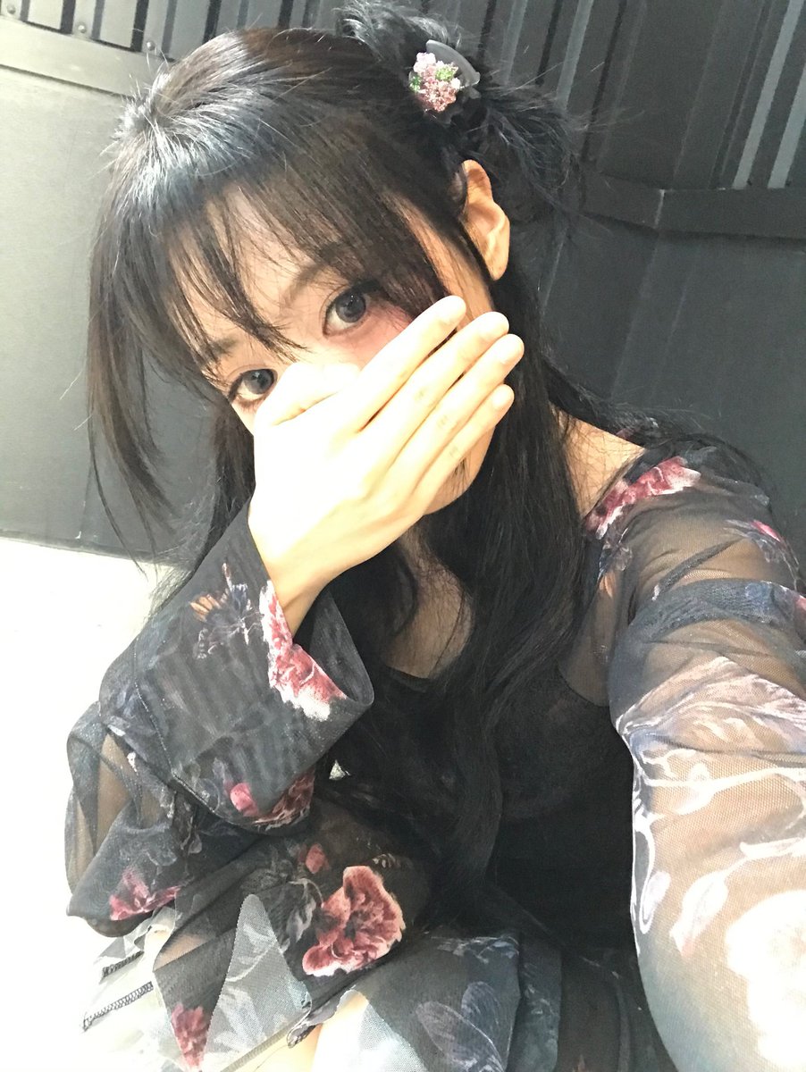 ahyeonk's tweet photo. tell me, is it the petals you’re looking a or is it me? https://t.co/XswfDfXfBd