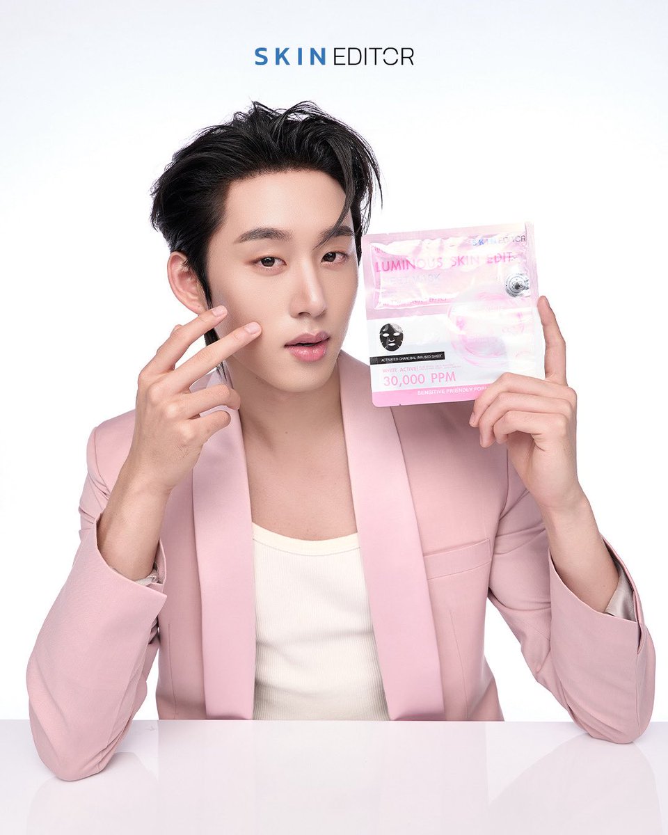 NNEWs_Uent's tweet photo. “Skin Editor” ดึง “เอส-ศุภ” ขึ้นแท่นพรีเซนเตอร์สินค้า Sheet Mask พร้อมเตรียมเปิดบ้านครั้งใหญ่ในอีเวนต์ Skin Editor : Famie Fest

🔗 https://t.co/b6uhhvsRIt

#SkinEditor #มาส์กดำผสมสด #SkinEditorxEST #est_rvp
#SkinEditorFamieFest #TheEditorsPremiumSheetMask

         Skin Editor ประกาศเปิดตัวพรีเซนเตอร์คนใหม่ของผลิตภัณฑ์ “The Editor’s Premium Sheet Mask” อย่างเป็นทางการ โดยคว้าตัวฉลามหนุ่มสุดฮอต “เอส-ศุภ สง่าวรวงศ์” มาร่วมเป็นตัวแทนส่งต่อผิวสุขภาพดี ภายใต้คอนเซปต์ “Edit your skin condition” เพื่อเปิดตัวแผ่นมาส์กหน้านวัตกรรมใหม่ ที่ออกแบบมาเพื่อแก้ปัญหาผิวของคนยุคนี้ได้อย่างตรงจุด

         การร่วมงานกันในครั้งนี้ ถือเป็นการผสานเคมีที่ลงตัวระหว่างภาพลักษณ์ของคนรุ่นใหม่ที่ใส่ใจในการดูแลตัวเอง อย่าง “เอส-ศุภ” เข้ากับแนวคิดของแบรนด์ Skin Editor ที่ต้องการให้ทุกคนสามารถ ‘Edit’ ทุกสภาพผิวให้กลับมาแข็งแรงได้ในทุกๆ วัน โดยหนุ่มเอสจะมาร่วมถ่ายทอดประสบการณ์การดูแลผิวผ่านผลิตภัณฑ์ “The Editor’s Premium Sheet Mask” แผ่นมาส์กหน้าที่มีนวัตกรรมไฮไลท์อย่าง “Fresh Mix Mask หรือ มาส์กดำผสมสด” แผ่นมาส์กชาร์โคลแบบแยกเซรั่ม ผสมสดใหม่ก่อนใช้ทุกครั้ง เพื่อคงความสดใหม่และประสิทธิภาพสูงสุดของสารสกัดในการฟื้นบำรุงผิว

          The Editor's Premium Sheet Mask เปิดตัวพร้อมกันทั้งหมด 3 สูตร ตอบโจทย์ 3 ปัญหาหลักของผิว:
          1. LUMINOUS SKIN EDIT: สูตรอัพผิวไบรท์ ลดปัญหาผิวหมองคล้ำและจุดด่างดำให้กลับมาดูกระจ่างใส สําหรับผิวแพ้ง่าย ไม่ทําร้ายผิว ให้ผิวอิ่มนํ้าขึ้นทันทีหลังใช้และผลลัพธ์ชัดเจนขึ้นเมื่อใช้อย่างต่อเนื่อง รอยสิวและจุดด่างดำดูจางลง
          2. EMERGENCY RESET EDIT: สูตรกู้ผิวเร่งด่วน ฟื้นฟูผิวที่อ่อนล้าให้กลับมาสดใสสุขภาพดี  ช่วยปลุกผิวที่อ่อนล้า หรือเหนื่อยโทรม ให้กลับมาดูสดใส และดูสุขภาพดีอย่างเป็นธรรมชาติ มาส์กได้บ่อยไม่ทำให้ผิวอุดตัน เหมาะสำหรับผิวแพ้ง่าย
          3. ACNE CALM EDIT: สูตรสำหรับคนที่ผิวเป็นสิวง่าย มีสิวอักเสบ หรือมีรอยแดงรอยดำจากสิว ช่วยปลอบประโลมผิว ให้สิวสงบลง พร้อมเติมน้ำให้ผิวชุ่มชื้น โดยไม่ทำลายเกราะป้องกันผิว

          ร่วมต้อนรับหนุ่ม “เอส-ศุภ” เข้าสู่ครอบครัว Skin Editor อย่างเป็นทางการ ในงานอีเวนต์ครั้งใหญ่ “Skin Editor: Famie Fest” โดยครั้งนี้หนุ่มเอสยังควงแขน “น้องเวสลีย์” มาร่วมแจกความสดใส พร้อมขนขบวนแขกรับเชิญสุดพิเศษที่มาร่วมมอบความสุข ความสนุก และเติมเอเนอร์จี้กันแบบจัดเต็มตลอดทั้งวัน

          เปิดเวทีด้วยโชว์สุดพิเศษจาก DMD TRAINEE ได้แก่ ฟีฟ่า, พีท, รีออน และ เท็ดดี้ ที่มาสร้างความประทับใจให้กับแฟนๆ ฟินต่อเนื่องกับสองหนุ่ม “อู่อู๋-เซฟ” ที่พาลูกสาวสุดน่ารัก “น้องหมีแพรว” มาร่วมเติมรอยยิ้มและความสดใสให้กับงานนี้ ตามมาด้วยสองหนุ่มสุดฮอต ผู้เป็นแบรนด์พรีเซนเตอร์รุ่นพี่อย่าง “ตี๋ตี๋-ป๋อ” ที่แท็กทีมมาพร้อมกับความน่ารักของ “น้องบ้อกแบร์” มาร่วมสร้างความสนุกและป่วนเวทีไปด้วยกัน เพิ่มเอเนอร์จี้กันต่อเนื่องด้วยคู่ดาด้าและลูกชายสายอินเตอร์ “หนุ่มกวิน” และ “น้องกวินซ์ลี่” ที่จะมาร่วมสร้างความสนุกกันแบบจัดเต็ม 

          ร่วม Edit ผิวให้สวยสุขภาพดีไปพร้อมกับ เอส-ศุภ และแขกรับเชิญสุดพิเศษมากมาย  ได้ในวันอาทิตย์ที่ 11 ตุลาคม 2569 ณ Central Park Bangkok | G Floor, Parkside สามารถติดตามรายละเอียดกิจกรรมและข่าวสารเพิ่มเติมได้ที่ช่องทางออนไลน์ของแบรนด์ Skin Editor
