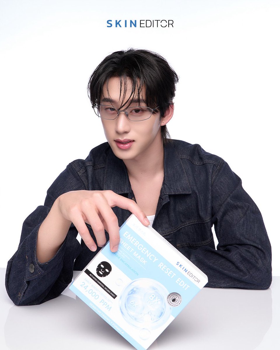 NNEWs_Uent's tweet photo. “Skin Editor” ดึง “เอส-ศุภ” ขึ้นแท่นพรีเซนเตอร์สินค้า Sheet Mask พร้อมเตรียมเปิดบ้านครั้งใหญ่ในอีเวนต์ Skin Editor : Famie Fest

🔗 https://t.co/b6uhhvsRIt

#SkinEditor #มาส์กดำผสมสด #SkinEditorxEST #est_rvp
#SkinEditorFamieFest #TheEditorsPremiumSheetMask

         Skin Editor ประกาศเปิดตัวพรีเซนเตอร์คนใหม่ของผลิตภัณฑ์ “The Editor’s Premium Sheet Mask” อย่างเป็นทางการ โดยคว้าตัวฉลามหนุ่มสุดฮอต “เอส-ศุภ สง่าวรวงศ์” มาร่วมเป็นตัวแทนส่งต่อผิวสุขภาพดี ภายใต้คอนเซปต์ “Edit your skin condition” เพื่อเปิดตัวแผ่นมาส์กหน้านวัตกรรมใหม่ ที่ออกแบบมาเพื่อแก้ปัญหาผิวของคนยุคนี้ได้อย่างตรงจุด

         การร่วมงานกันในครั้งนี้ ถือเป็นการผสานเคมีที่ลงตัวระหว่างภาพลักษณ์ของคนรุ่นใหม่ที่ใส่ใจในการดูแลตัวเอง อย่าง “เอส-ศุภ” เข้ากับแนวคิดของแบรนด์ Skin Editor ที่ต้องการให้ทุกคนสามารถ ‘Edit’ ทุกสภาพผิวให้กลับมาแข็งแรงได้ในทุกๆ วัน โดยหนุ่มเอสจะมาร่วมถ่ายทอดประสบการณ์การดูแลผิวผ่านผลิตภัณฑ์ “The Editor’s Premium Sheet Mask” แผ่นมาส์กหน้าที่มีนวัตกรรมไฮไลท์อย่าง “Fresh Mix Mask หรือ มาส์กดำผสมสด” แผ่นมาส์กชาร์โคลแบบแยกเซรั่ม ผสมสดใหม่ก่อนใช้ทุกครั้ง เพื่อคงความสดใหม่และประสิทธิภาพสูงสุดของสารสกัดในการฟื้นบำรุงผิว

          The Editor's Premium Sheet Mask เปิดตัวพร้อมกันทั้งหมด 3 สูตร ตอบโจทย์ 3 ปัญหาหลักของผิว:
          1. LUMINOUS SKIN EDIT: สูตรอัพผิวไบรท์ ลดปัญหาผิวหมองคล้ำและจุดด่างดำให้กลับมาดูกระจ่างใส สําหรับผิวแพ้ง่าย ไม่ทําร้ายผิว ให้ผิวอิ่มนํ้าขึ้นทันทีหลังใช้และผลลัพธ์ชัดเจนขึ้นเมื่อใช้อย่างต่อเนื่อง รอยสิวและจุดด่างดำดูจางลง
          2. EMERGENCY RESET EDIT: สูตรกู้ผิวเร่งด่วน ฟื้นฟูผิวที่อ่อนล้าให้กลับมาสดใสสุขภาพดี  ช่วยปลุกผิวที่อ่อนล้า หรือเหนื่อยโทรม ให้กลับมาดูสดใส และดูสุขภาพดีอย่างเป็นธรรมชาติ มาส์กได้บ่อยไม่ทำให้ผิวอุดตัน เหมาะสำหรับผิวแพ้ง่าย
          3. ACNE CALM EDIT: สูตรสำหรับคนที่ผิวเป็นสิวง่าย มีสิวอักเสบ หรือมีรอยแดงรอยดำจากสิว ช่วยปลอบประโลมผิว ให้สิวสงบลง พร้อมเติมน้ำให้ผิวชุ่มชื้น โดยไม่ทำลายเกราะป้องกันผิว

          ร่วมต้อนรับหนุ่ม “เอส-ศุภ” เข้าสู่ครอบครัว Skin Editor อย่างเป็นทางการ ในงานอีเวนต์ครั้งใหญ่ “Skin Editor: Famie Fest” โดยครั้งนี้หนุ่มเอสยังควงแขน “น้องเวสลีย์” มาร่วมแจกความสดใส พร้อมขนขบวนแขกรับเชิญสุดพิเศษที่มาร่วมมอบความสุข ความสนุก และเติมเอเนอร์จี้กันแบบจัดเต็มตลอดทั้งวัน

          เปิดเวทีด้วยโชว์สุดพิเศษจาก DMD TRAINEE ได้แก่ ฟีฟ่า, พีท, รีออน และ เท็ดดี้ ที่มาสร้างความประทับใจให้กับแฟนๆ ฟินต่อเนื่องกับสองหนุ่ม “อู่อู๋-เซฟ” ที่พาลูกสาวสุดน่ารัก “น้องหมีแพรว” มาร่วมเติมรอยยิ้มและความสดใสให้กับงานนี้ ตามมาด้วยสองหนุ่มสุดฮอต ผู้เป็นแบรนด์พรีเซนเตอร์รุ่นพี่อย่าง “ตี๋ตี๋-ป๋อ” ที่แท็กทีมมาพร้อมกับความน่ารักของ “น้องบ้อกแบร์” มาร่วมสร้างความสนุกและป่วนเวทีไปด้วยกัน เพิ่มเอเนอร์จี้กันต่อเนื่องด้วยคู่ดาด้าและลูกชายสายอินเตอร์ “หนุ่มกวิน” และ “น้องกวินซ์ลี่” ที่จะมาร่วมสร้างความสนุกกันแบบจัดเต็ม 

          ร่วม Edit ผิวให้สวยสุขภาพดีไปพร้อมกับ เอส-ศุภ และแขกรับเชิญสุดพิเศษมากมาย  ได้ในวันอาทิตย์ที่ 11 ตุลาคม 2569 ณ Central Park Bangkok | G Floor, Parkside สามารถติดตามรายละเอียดกิจกรรมและข่าวสารเพิ่มเติมได้ที่ช่องทางออนไลน์ของแบรนด์ Skin Editor