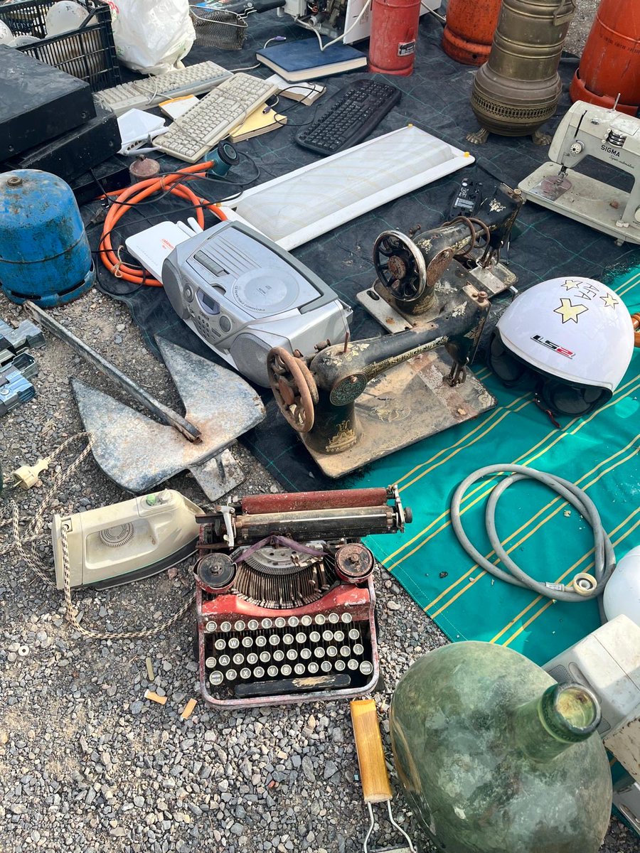 juancarfeliu's tweet photo. Muchas de mis historias trascienden la ficción, pero lo que nos ha pasado esta mañana, a mi mujer y a mí en el mercadillo de Santa Faz, es ¡ACOJONANTE! Hemos experimentado lo narrado en mi novela. Y cuando mi mujer se ha agachado para hacer una foto de la vieja Underwood…👇 https://t.co/vfdkIoIZlh