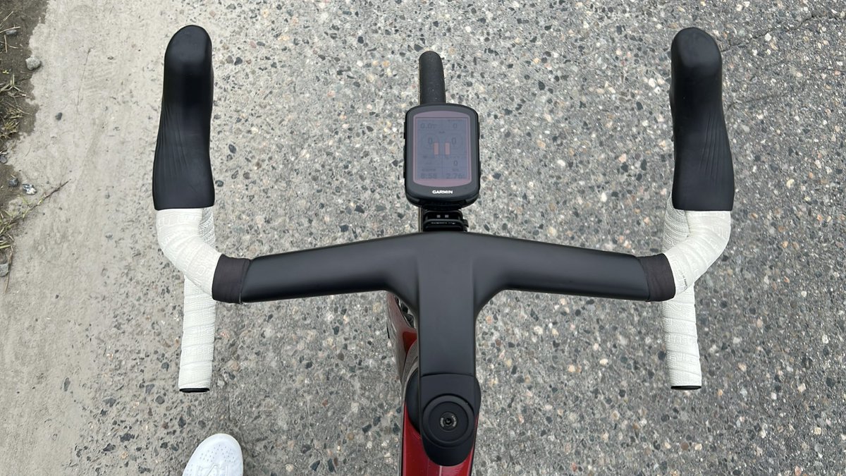 hsyk50's tweet photo. 今日試乗の二台🚴‍♂️🚴‍♀️
どちらも軽量フレームだけど、タイヤとホイールで乗り味はガラッと変わりそう🛞
ハンドルやステム、サドル形状も自分好みに変えたら楽しい一台になりそう😍
自転車って奥深いわー
#ヨネックスカーボンロードバイク 
#トレックマドン
#次の一台 
#ロードバイク https://t.co/Sw1793X9JW