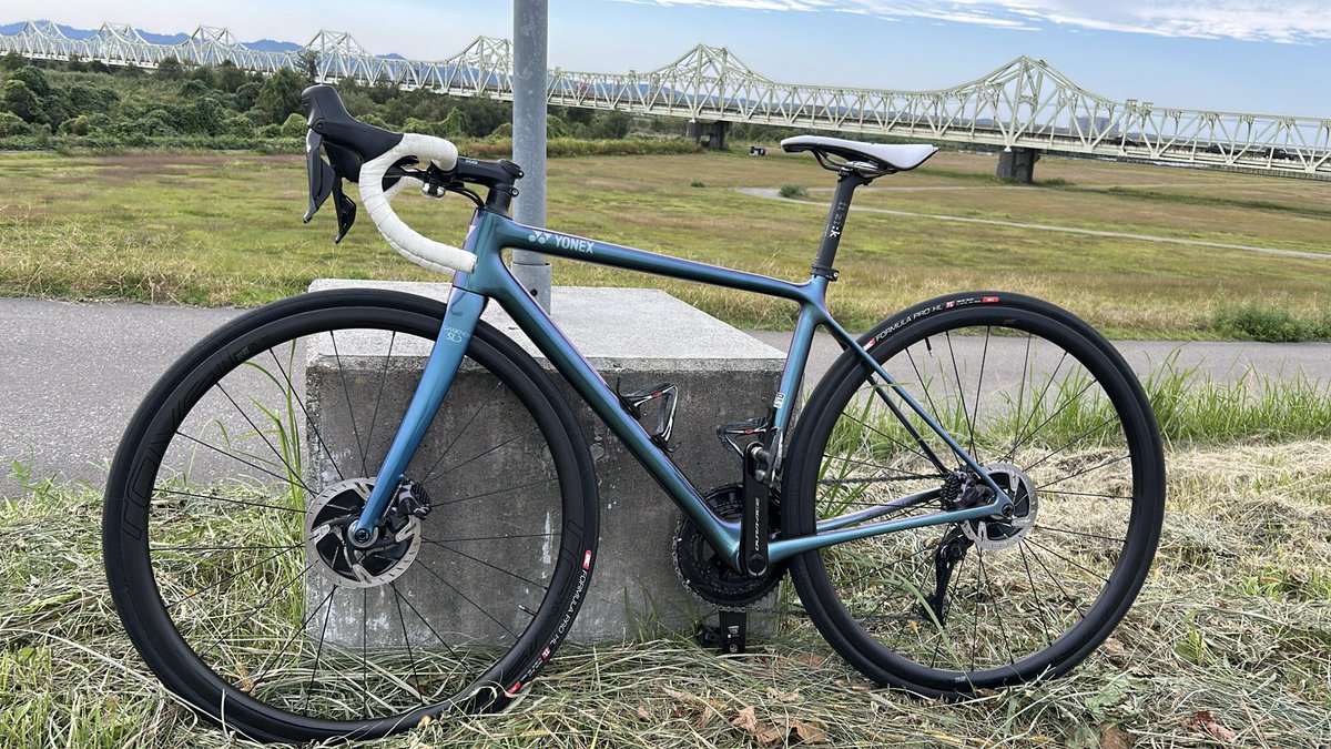 hsyk50's tweet photo. 今日試乗の二台🚴‍♂️🚴‍♀️
どちらも軽量フレームだけど、タイヤとホイールで乗り味はガラッと変わりそう🛞
ハンドルやステム、サドル形状も自分好みに変えたら楽しい一台になりそう😍
自転車って奥深いわー
#ヨネックスカーボンロードバイク 
#トレックマドン
#次の一台 
#ロードバイク https://t.co/Sw1793X9JW