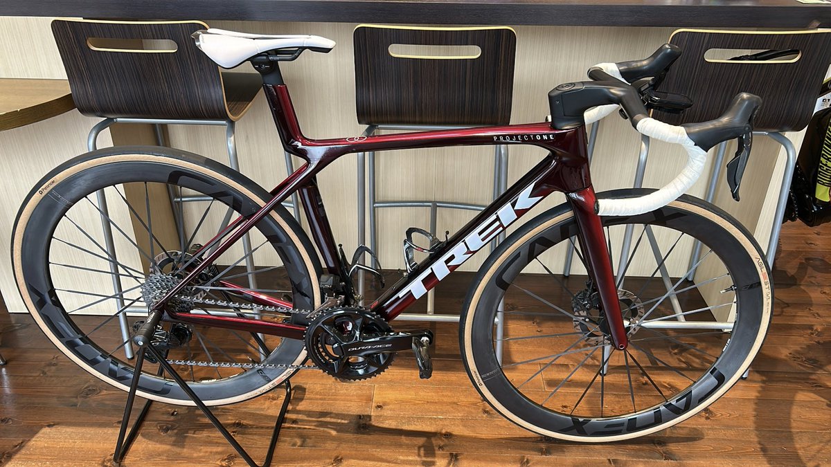 hsyk50's tweet photo. 今日試乗の二台🚴‍♂️🚴‍♀️
どちらも軽量フレームだけど、タイヤとホイールで乗り味はガラッと変わりそう🛞
ハンドルやステム、サドル形状も自分好みに変えたら楽しい一台になりそう😍
自転車って奥深いわー
#ヨネックスカーボンロードバイク 
#トレックマドン
#次の一台 
#ロードバイク https://t.co/Sw1793X9JW