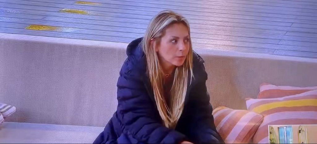 Jesuscaseresone's tweet photo. Que los participantes cuestionen por qué Mariana Ochoa no está en la casa durante casi 9 horas no es hablar de ella: es cuestionar el evidente privilegio que la producción parece darle.

¿De verdad es normal que una participante desaparezca prácticamente un día completo? Ni Aldo Rendón, que estaba de emergencia, tuvo ese trato.

Excepto sus financiados, ¿quién puede ver esto como algo normal? Las reglas deberían ser iguales para todos.

¡Esto es una burla para la casa y para el público!

#LaCasaDeLosFamososMéxico #LaCasaDeLosFamososMéxico4 #LaCasaDeLosFamososMéxicoMx