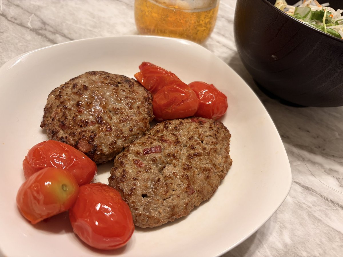 kcns_lion's tweet photo. あかりのベーコン入り酒蒸しハンバーグのレシピで作った🤗お肉ふわっふわすぎたから粘りけが足りなかったかも？
でもちゃんと自炊すると自己肯定感あがるな〜
洗い物少なく済むのもとてもグッドです https://t.co/fxhng5L10a
