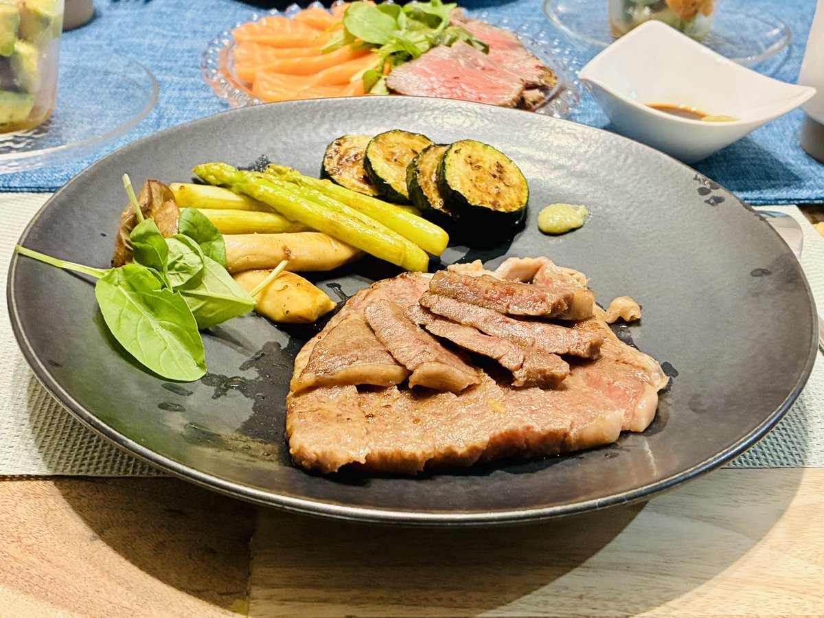 takumin358's tweet photo. ・牛ステーキと彩り焼き野菜
・ローストビーフとサーモンのお刺身
・海老のトマトクリームパスタ
・海老とマカロニのグラタン
・サーモンとアボカドのマリネ https://t.co/JFeV8q1yb0