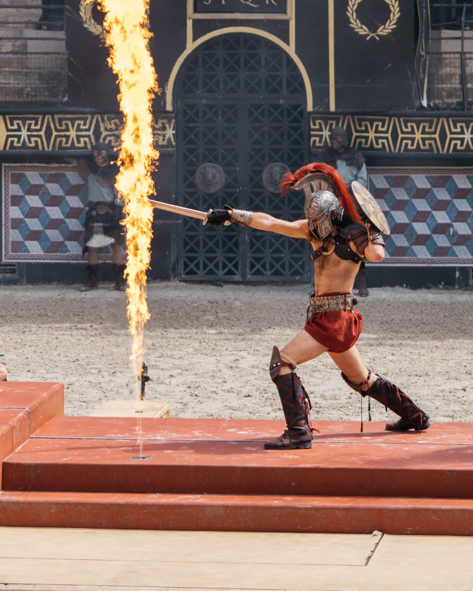 PuyduFou's tweet photo. En ce jour de la #FêtedesGrandsPères nous souhaitons une joyeuse fête à ceux qui font briller les yeux de leurs petits-enfants ! 🤩
 
Identifiez toute votre famille sur cette publication pour leur rappeler cette fête ! 😉
 
#PuyduFou #PuyduFou2026 #LeSigneduTriomphe https://t.co/iJKhvIXNgs