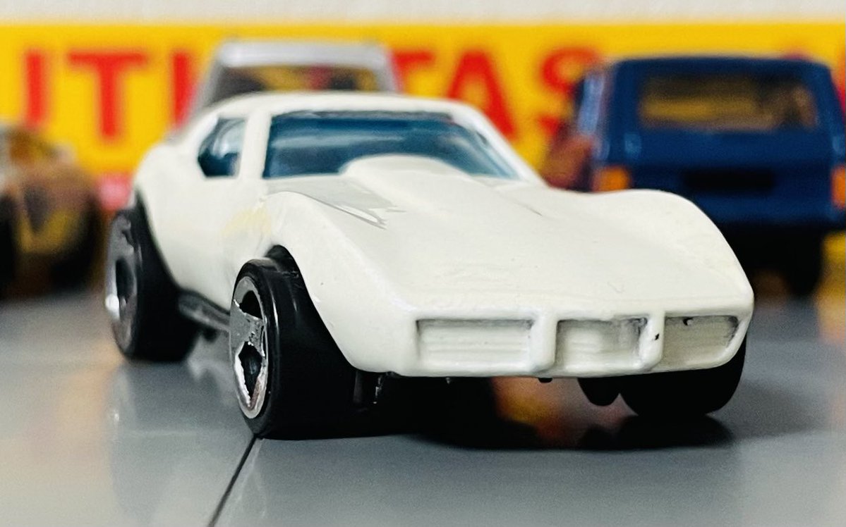 _urataro_'s tweet photo. Hotwheels Corvette Stingray

驚くほどシンプルな作り
5pack限定ってのもあるからでしょう
本来あるはずのドアの見切り線もコイツに関しては再現されてないですね、、、(いつの日か紹介したC2スティングレイもこんな感じでした)
かなり作りが緩い前後のフェイス周りも年代を感じます
#ホットウィール https://t.co/Pruhigiu2D
