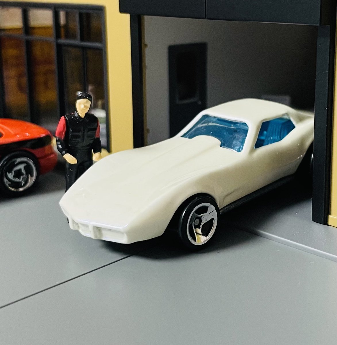 _urataro_'s tweet photo. Hotwheels Corvette Stingray

驚くほどシンプルな作り
5pack限定ってのもあるからでしょう
本来あるはずのドアの見切り線もコイツに関しては再現されてないですね、、、(いつの日か紹介したC2スティングレイもこんな感じでした)
かなり作りが緩い前後のフェイス周りも年代を感じます
#ホットウィール https://t.co/Pruhigiu2D