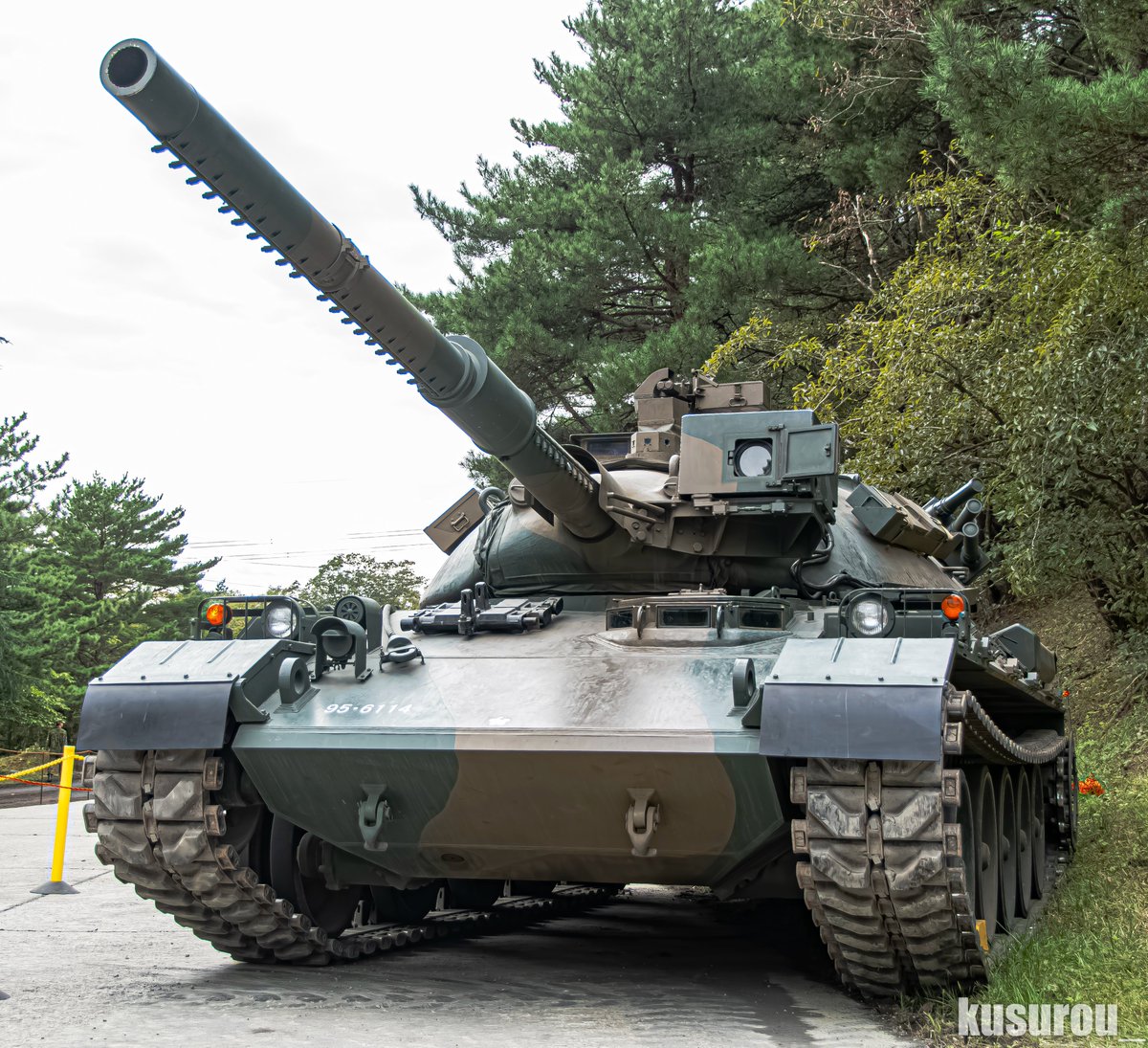 kusurou_'s tweet photo. 今年の富士学校祭目玉はやはりコレ‼️
74式戦車改(G型)
駒門に展示されているのとは別個体(駒門は95-6852)
展示されていたパネルに興味深い写真が😎
そして周りに履帯の足跡があったから明らかに...🥹
#富士学校 
#富士駐屯地 https://t.co/iQViqnjtuT