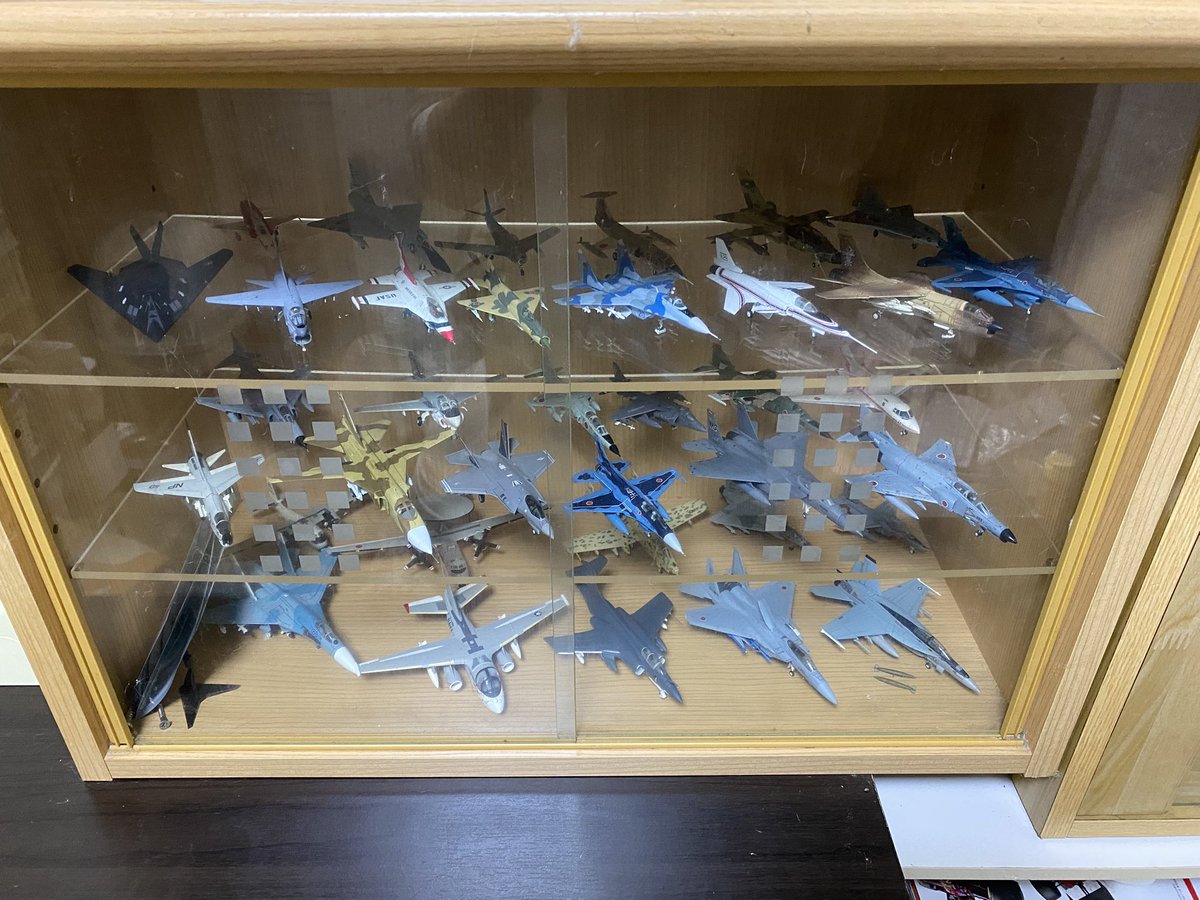ballance6421's tweet photo. 部屋の飛行機展示をF1マシンに模様替え。尚、全てチャンピオンマシン。 https://t.co/o4fqQwlUHO