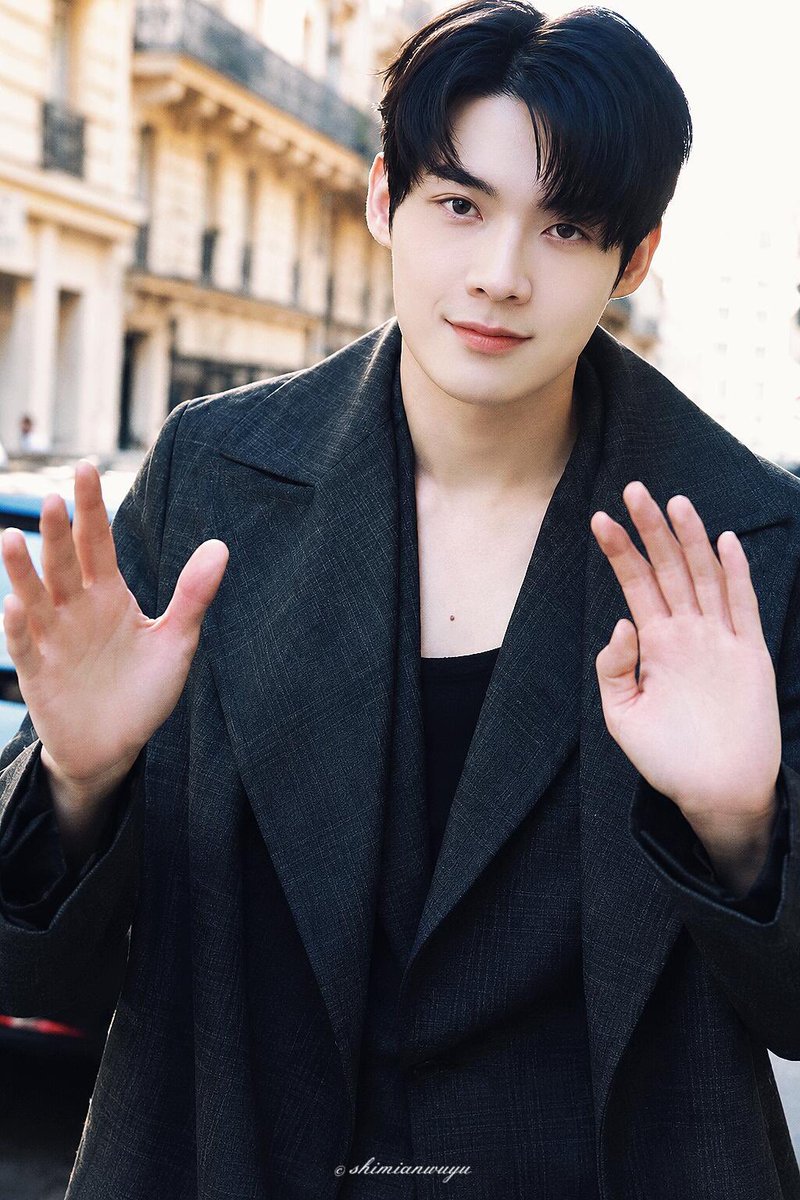 kimyoonsik_vn's tweet photo. Không khí tại show diễn đang nóng lên từng phút khi ngắm nhìn tạo hình đậm chất quý tộc của Yoon Sik hôm nay

KIMYOONSIK LACOSTE SS27   #KIMYOONSIKxLacoste #YOONSIKPFWSS27 https://t.co/b48tJaLj2H