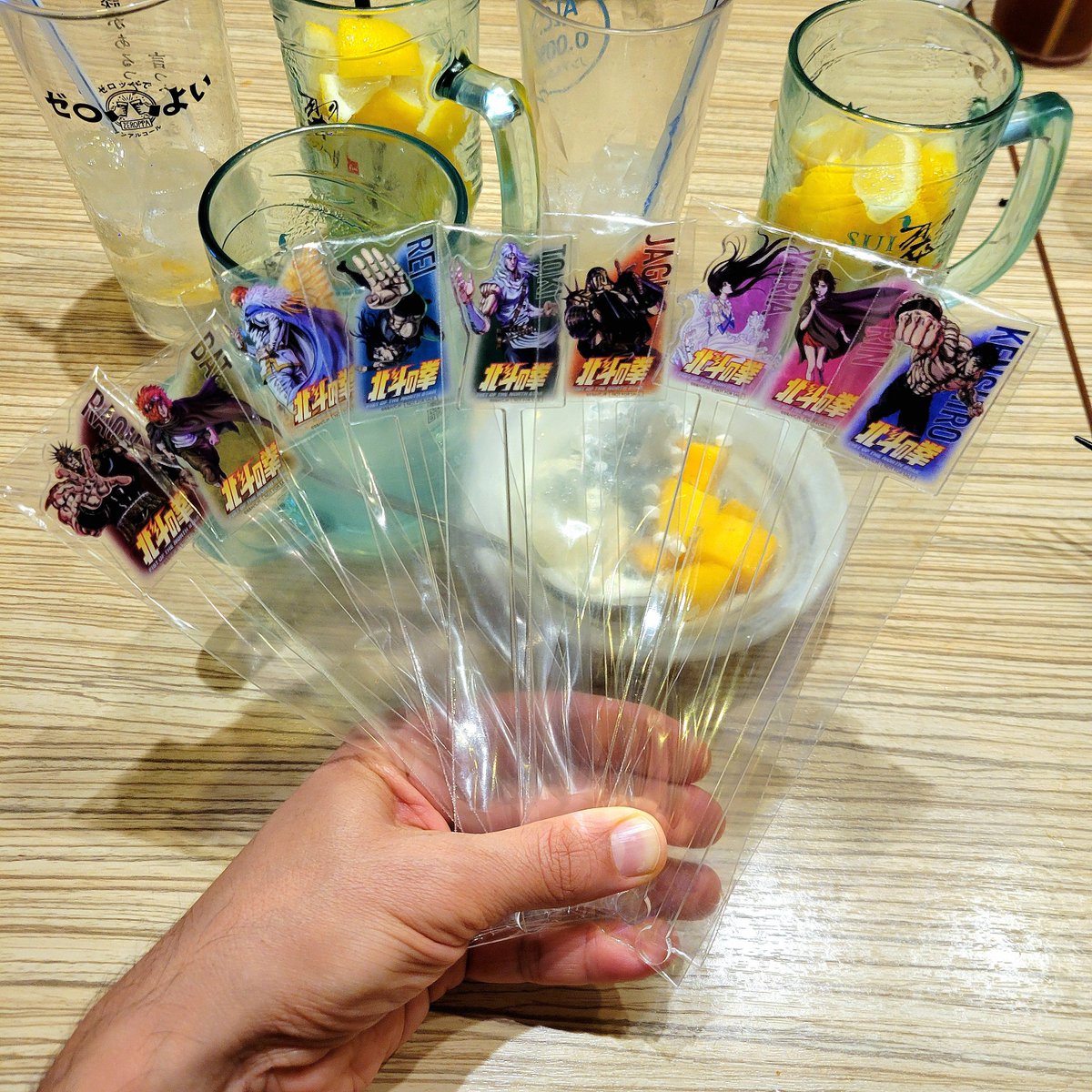 davidzavaglia's tweet photo. "Tu ne le sais pas encore mais tu as bouffé comme un porc" 😆
La chaîne de restaurants izakaya Tori Mero fait une collaboration avec Hokuto no Ken, avec des touilleurs random qui viennent avec certaines boissons et desserts, donc j'ai pas lâché l'affaire jusqu'à obtenir le Full Set de 9 persos, et ils vous les donnent sous blister en plus ! 😁