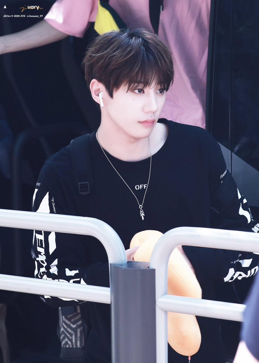 Mmmm9497's tweet photo. 아니 이건 너무 아이돌이잖아 https://t.co/4S6yYB0Fg1