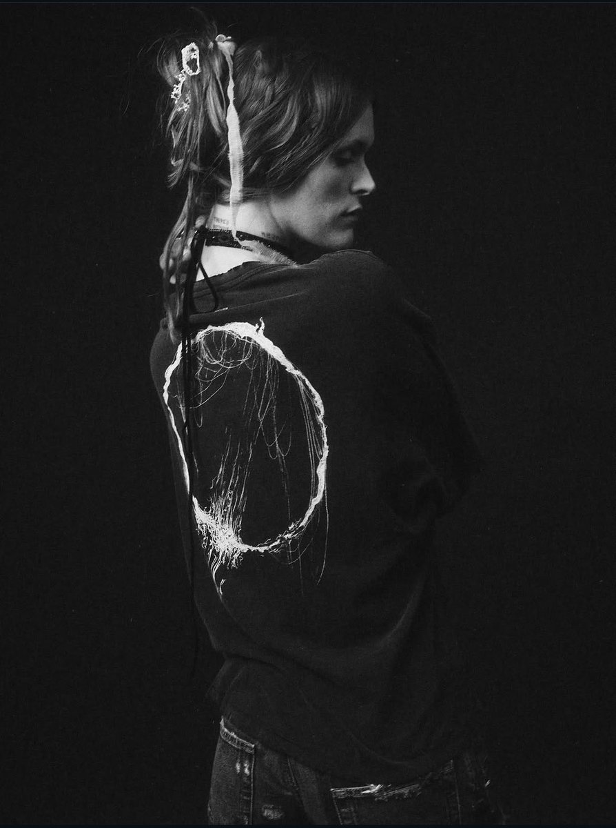 ptolemaeq's tweet photo. well wtf I want this shirt wdym exclusive to paris?? wtf do the french know about the ring?? https://t.co/HFmaTPPYdV