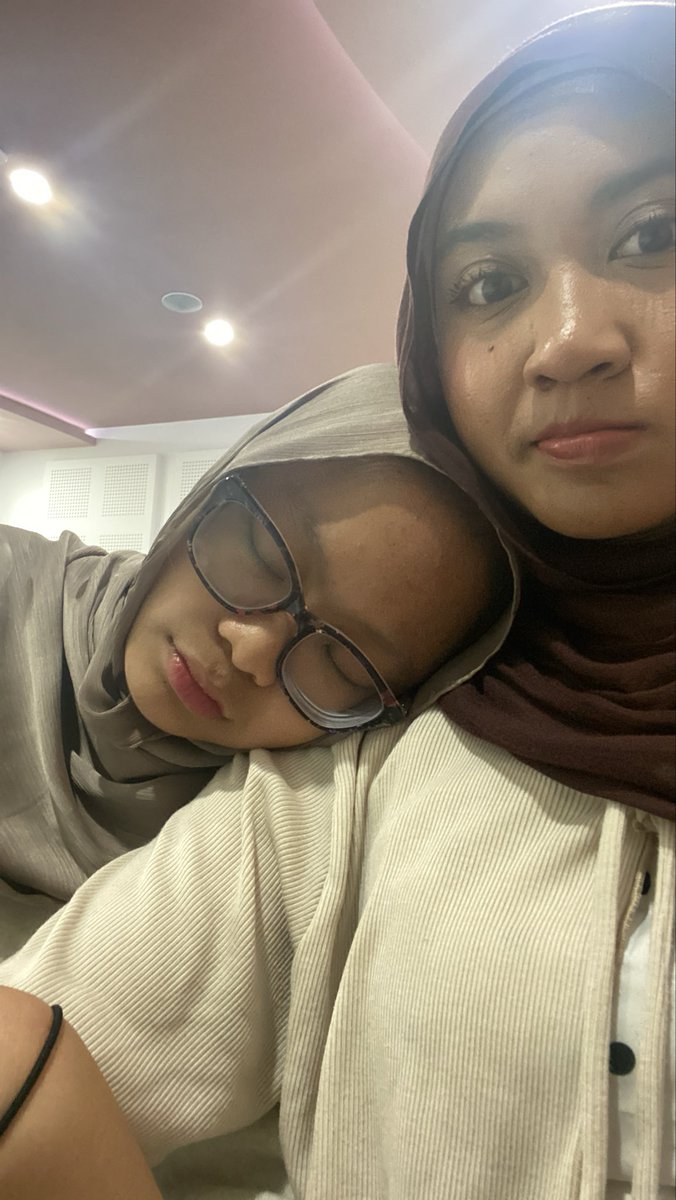 lluupoii's tweet photo. hii guyss, nama diaa calistaa. awalnya dia wali jamaah aku di acara gathering dan aku kira dia KATINGG. and then ternyata kita sejamaah di peradilan terus kita juga sekelas dan nim kita cuma selisih satuuu. skrng bff bgt sihh💟 https://t.co/UaVfbgNGZP