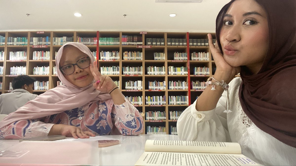 lluupoii's tweet photo. hii guyss, nama diaa calistaa. awalnya dia wali jamaah aku di acara gathering dan aku kira dia KATINGG. and then ternyata kita sejamaah di peradilan terus kita juga sekelas dan nim kita cuma selisih satuuu. skrng bff bgt sihh💟 https://t.co/UaVfbgNGZP