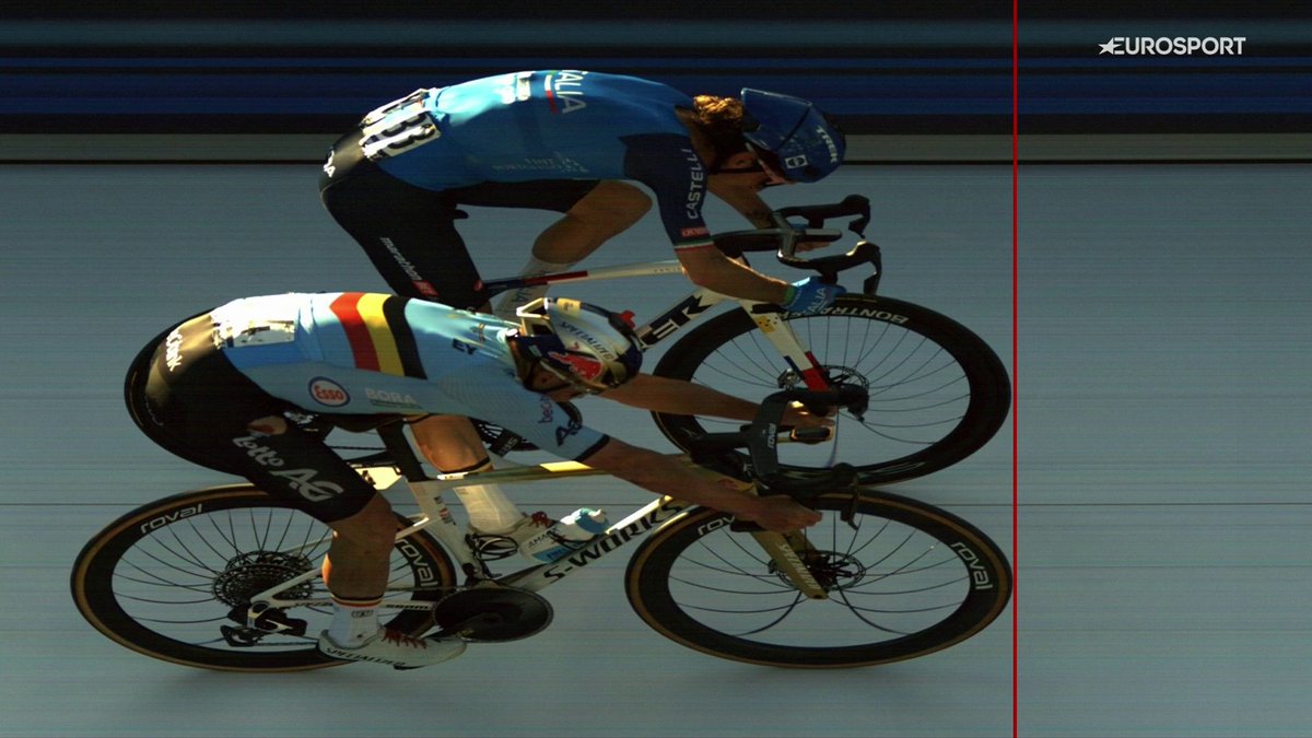 Eurosport_ES's tweet photo. 📸 La foto finish de la victoria de Evenepoel sobre Ciccone

#EuroRoad26 #LaCasadelCiclismo https://t.co/CQKCyzfuY5