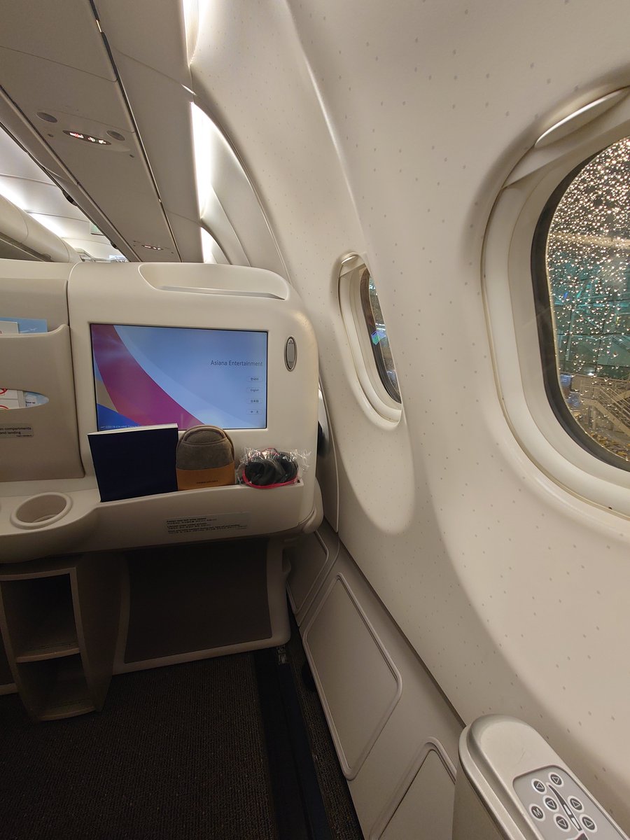 aaa_LAPIS_L's tweet photo. アシアナ航空 乗り納めてきました
OZ178 ICN→HND
初めて韓国行った時もアシアナだったなとか 初めて380乗ったのもアシアナだったなとか色々と思い出しました
「今日もスターアライアンスメンバー アシアナ航空にご搭乗いただき誠にありがとうございます」のPAに泣いた(かもしれない)
#アシアナ航空 https://t.co/6pWnxsvc8L