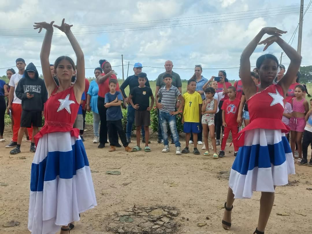 MeyvisEstevezE's tweet photo. Buen día 🇨🇺

Los 🇨🇺 somos indetenibles, más cuando hay ganas de hacer y transformar. Desde Ciego de Ávila, imágenes del FULL de la #RedJuvenilComunitaria de ayer. Donde no hubo apagón capaz de apagar la fiesta. 💪😎 https://t.co/lOOL0lQr0W