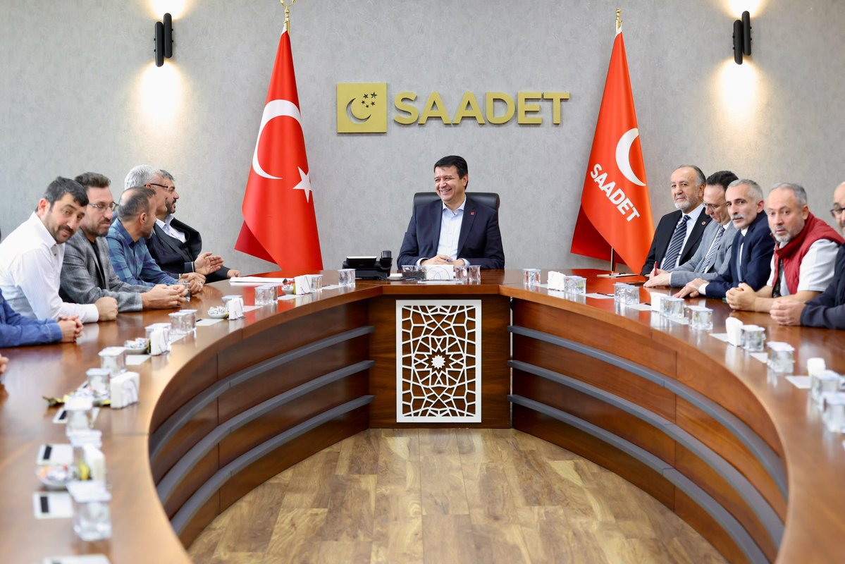SaadetPartisi's tweet photo. Genel Başkanımız Mahmut Arıkan, Stajyer ve Çıraklık Sigortası Mağdurları Federasyonu Başkanı Murat Aydın ve üyeleri ile bir araya geldi. https://t.co/mBg11cOAMy
