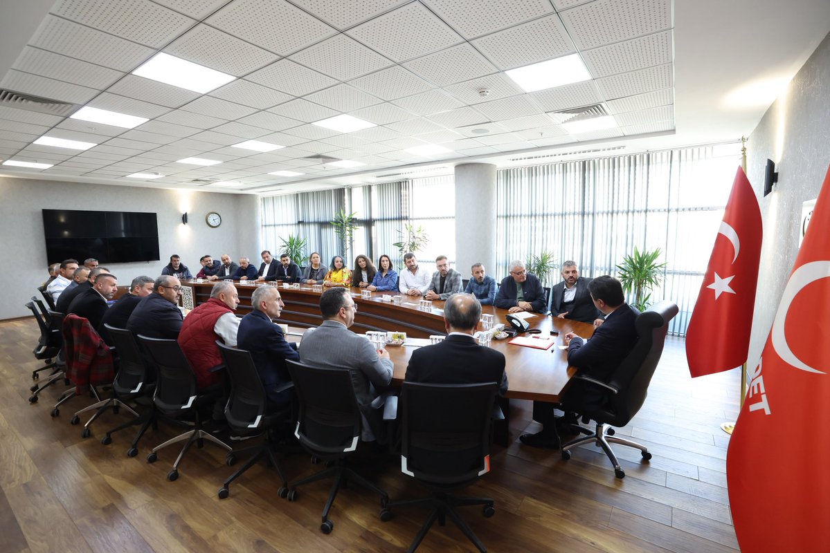 SaadetPartisi's tweet photo. Genel Başkanımız Mahmut Arıkan, Stajyer ve Çıraklık Sigortası Mağdurları Federasyonu Başkanı Murat Aydın ve üyeleri ile bir araya geldi. https://t.co/mBg11cOAMy