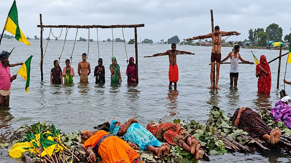 HansrajMeena's tweet photo. महामहिम राष्ट्रपति जी, 

अगर आपको मंदिरों में जाने से फुर्सत मिल गई हो तो इन आदिवासियों से भी मिल लीजिए !

@rashtrapatibhvn https://t.co/mHl3K4W7v2