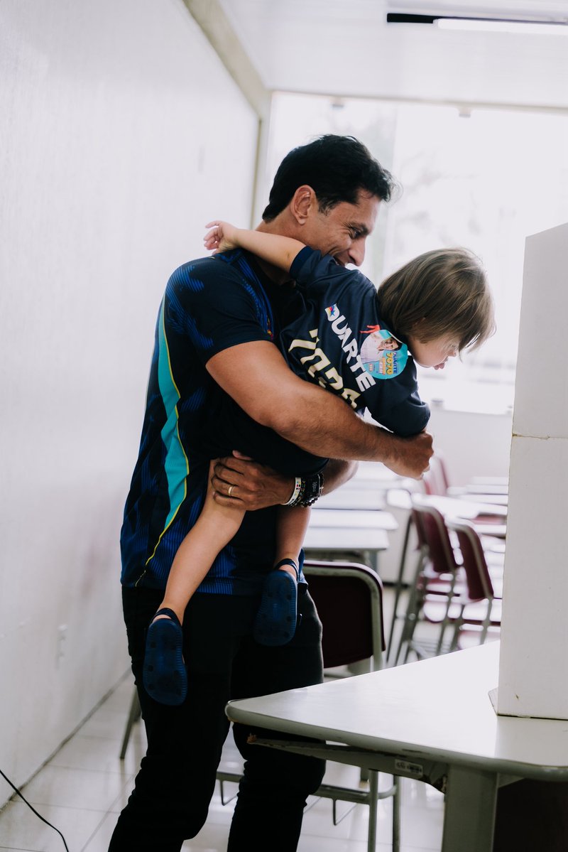 Duartejr__'s tweet photo. Meu voto já tá na urna. 🗳️

E, mais uma vez, fiz questão de ter ao meu lado meus filhos, @levitbduarte e @lucatbduarte, e, meu amor @karentbarros

Consciência limpa pelas escolhas que fiz e coração cheio de alegria pela campanha linda e limpa que fizemos.

Tudo que faço é também para nunca fazer meus filhos passarem vergonha e para que eles sempre tenham orgulho da nossa trajetória. Afinal, a melhor forma de educar é através fl exemplo.

Que todos tenham coragem para votar de acordo com a própria consciência.

Muito obrigado, meu Maranhão! 💙🇧🇷🙏🏽