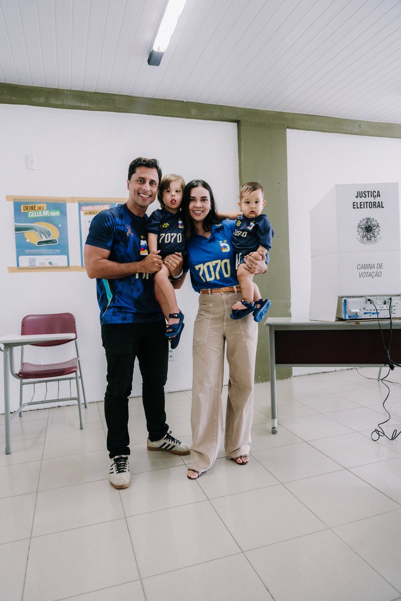Duartejr__'s tweet photo. Meu voto já tá na urna. 🗳️

E, mais uma vez, fiz questão de ter ao meu lado meus filhos, @levitbduarte e @lucatbduarte, e, meu amor @karentbarros

Consciência limpa pelas escolhas que fiz e coração cheio de alegria pela campanha linda e limpa que fizemos.

Tudo que faço é também para nunca fazer meus filhos passarem vergonha e para que eles sempre tenham orgulho da nossa trajetória. Afinal, a melhor forma de educar é através fl exemplo.

Que todos tenham coragem para votar de acordo com a própria consciência.

Muito obrigado, meu Maranhão! 💙🇧🇷🙏🏽