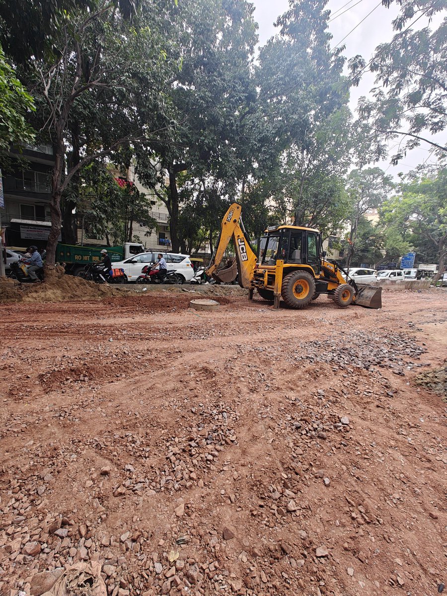 shubham5544's tweet photo. @CPCB_OFFICIAL @DelhiJalBoard @ashishsood_bjp @CMODelhi @DelhiPwd @LtGovDelhi @p_sahibsingh @DelhiComplaint @CAQM_Official Thanks @DelhiPwd  for starting the work, Now please complete the road making work along with Footpath restoration and divider on high priority as the open road is causing dust pollution https://t.co/Vqk1cii7uq