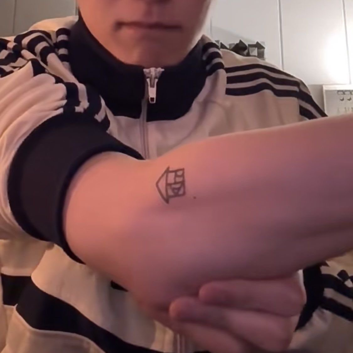 imgsahi's tweet photo. i’m so obsessed with his tattoos…🫠
#아사히 https://t.co/imAkMeYorD