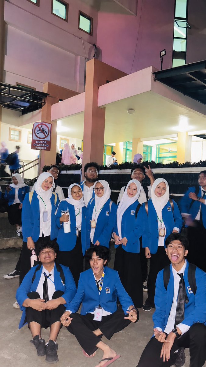 lluupoii's tweet photo. kalo ini fren frenn aku dari gathering yg jadi secirclee, ya walaupun gaa full member sii https://t.co/Iy6RMUncBW