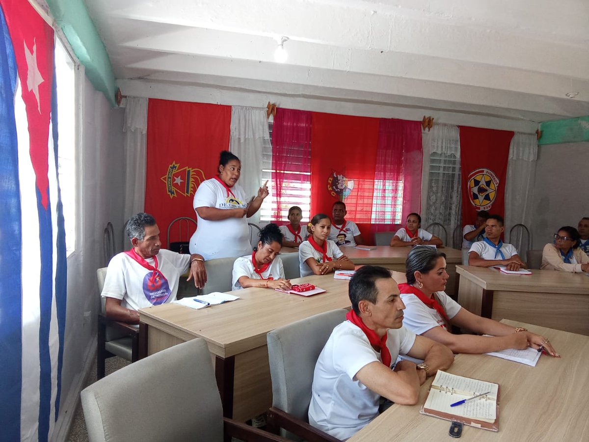 RafelAngelGonz1's tweet photo. Inicia en la Escuela Pedagógica Rita Longa Aróstegui de #LasTunas #Cuba clase metodológica con dirigentes estudiantiles de la OPJM y la FEEM https://t.co/Y8schv26AP