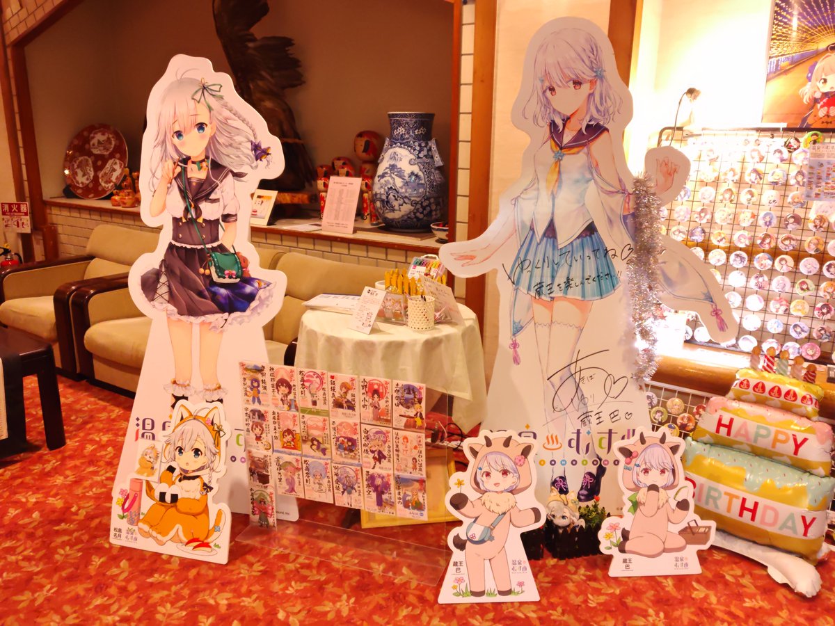 P1Y1_Frances's tweet photo. 当然巴ちゃんにも会ってきます。誕生日おめでとう🎂
プラザホテルさんで新作の缶バッジ等を購入しました。
ザ・ミュージアム MATSUSHIMAさんのなづなづもお祝いに駆けつけてくれています。
#温泉むすめ 
#蔵王巴 https://t.co/L1EYWJkJzC