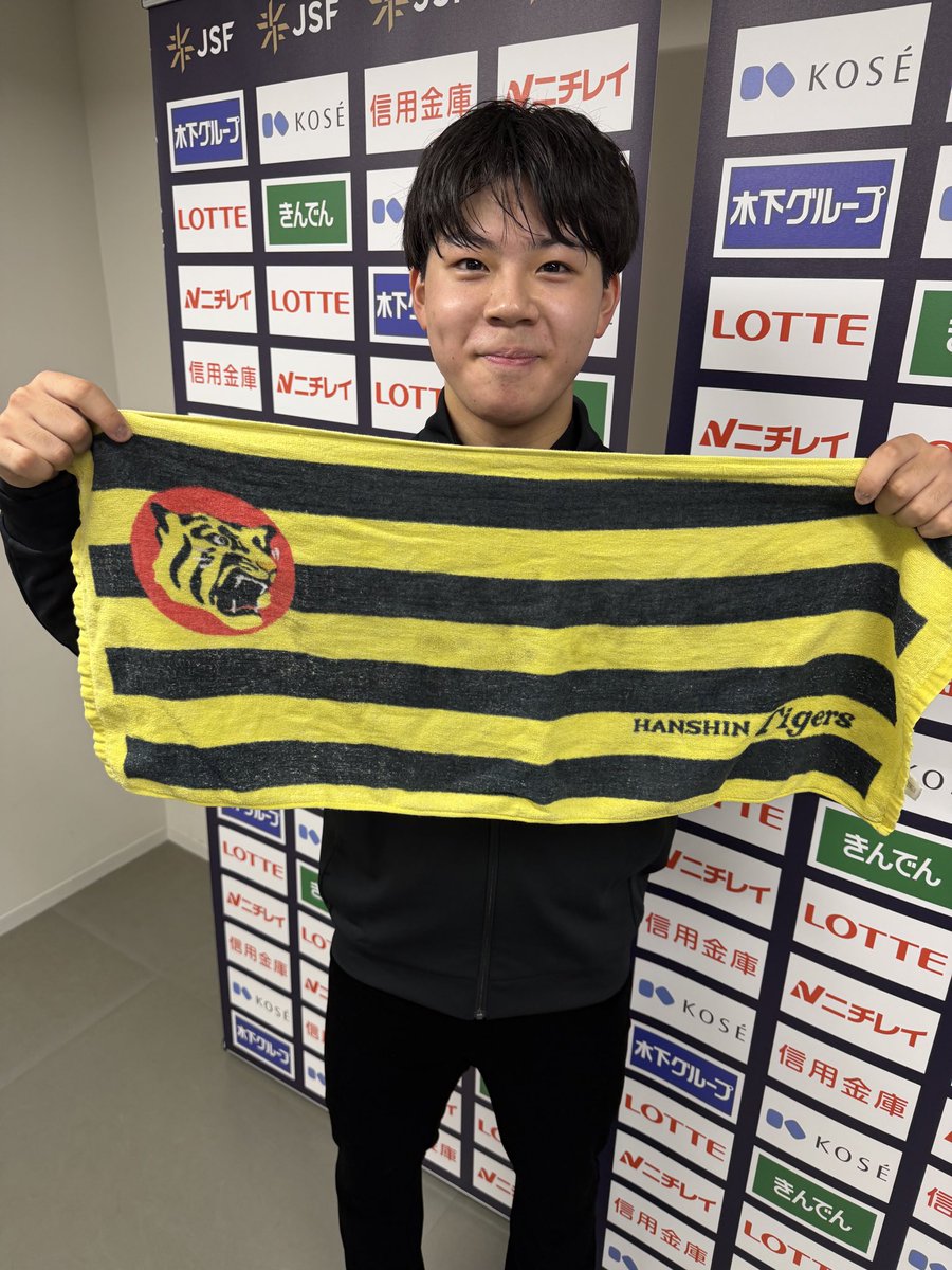online_on_ice's tweet photo. ❄️東京選手権🗼シニア男子❄️

東京ブロックデビューの2選手⛸️
6位 #森本涼雅 選手🐅
🗣️東京のお客さんに顔と名前を覚えてもらえるように頑張ろうと思いました🐯体は動いていたと思うけどまだまだ滑り込みが必要🐯去年は初めて出られて満足した全日本。今年は結果を求めて‼️🔥

8位 #片伊勢武アミン 選手
東京の企業に就職し社会人スケーターに🧑‍💼💻週5で働きつつ朝か夜に練習する多忙な日々💨
🗣️明治神宮を一周散歩して帰ると落ち着きます。まだまだぜんぜん田舎ボーイです😂スケートを続けるからには今までと同じではなくて更にうえを目指すからこそ意味があると思っています👊

#figureskating  #FOD #フジスケ
#全日本への道 #RyogaMORIMOTO
#TakeruAmineKATAISE
