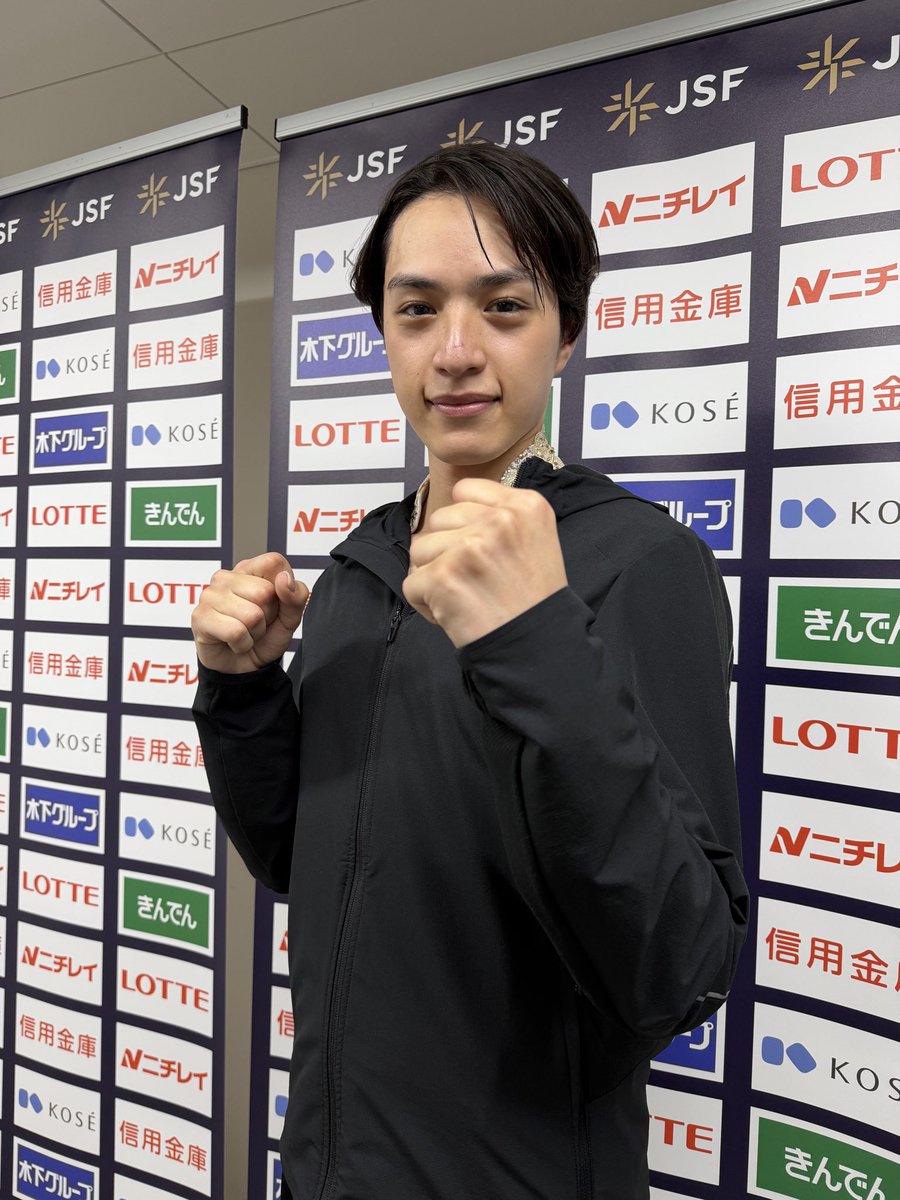 online_on_ice's tweet photo. ❄️東京選手権🗼シニア男子❄️

東京ブロックデビューの2選手⛸️
6位 #森本涼雅 選手🐅
🗣️東京のお客さんに顔と名前を覚えてもらえるように頑張ろうと思いました🐯体は動いていたと思うけどまだまだ滑り込みが必要🐯去年は初めて出られて満足した全日本。今年は結果を求めて‼️🔥

8位 #片伊勢武アミン 選手
東京の企業に就職し社会人スケーターに🧑‍💼💻週5で働きつつ朝か夜に練習する多忙な日々💨
🗣️明治神宮を一周散歩して帰ると落ち着きます。まだまだぜんぜん田舎ボーイです😂スケートを続けるからには今までと同じではなくて更にうえを目指すからこそ意味があると思っています👊

#figureskating  #FOD #フジスケ
#全日本への道 #RyogaMORIMOTO
#TakeruAmineKATAISE