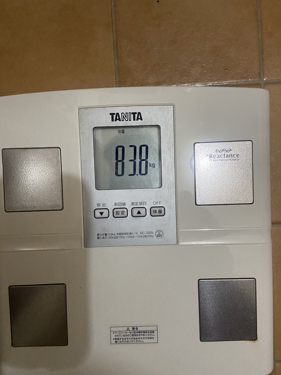 massa_fuk's tweet photo. 🏋️‍♂️ 2026/10/04 減量記録

今日はプッシュデイ🔥
・ベンチプレス 
・ショルダープレス 
・インクライン
・ケーブルプレスダウン

有酸素は、息子とプール＋散歩40分🚶‍♂️

体重は83.8kg。
昨日かなり食べたので増えたけど、これは脂肪が一気に増えたというより、食事量・水分・グリコーゲンの影響が大きそう。

食べすぎた翌日に焦って極端に減らさず、今日からまた通常運転。

ちなみにケーブルプレスダウンの重量は、たぶんマシンの表記がおかしい😂
110kg×10回はさすがに怪しいので、次回から参考記録として扱います。

#ダイエット #減量 #筋トレ #筋トレ記録 #プッシュデイ #ベンチプレス #ボディメイク