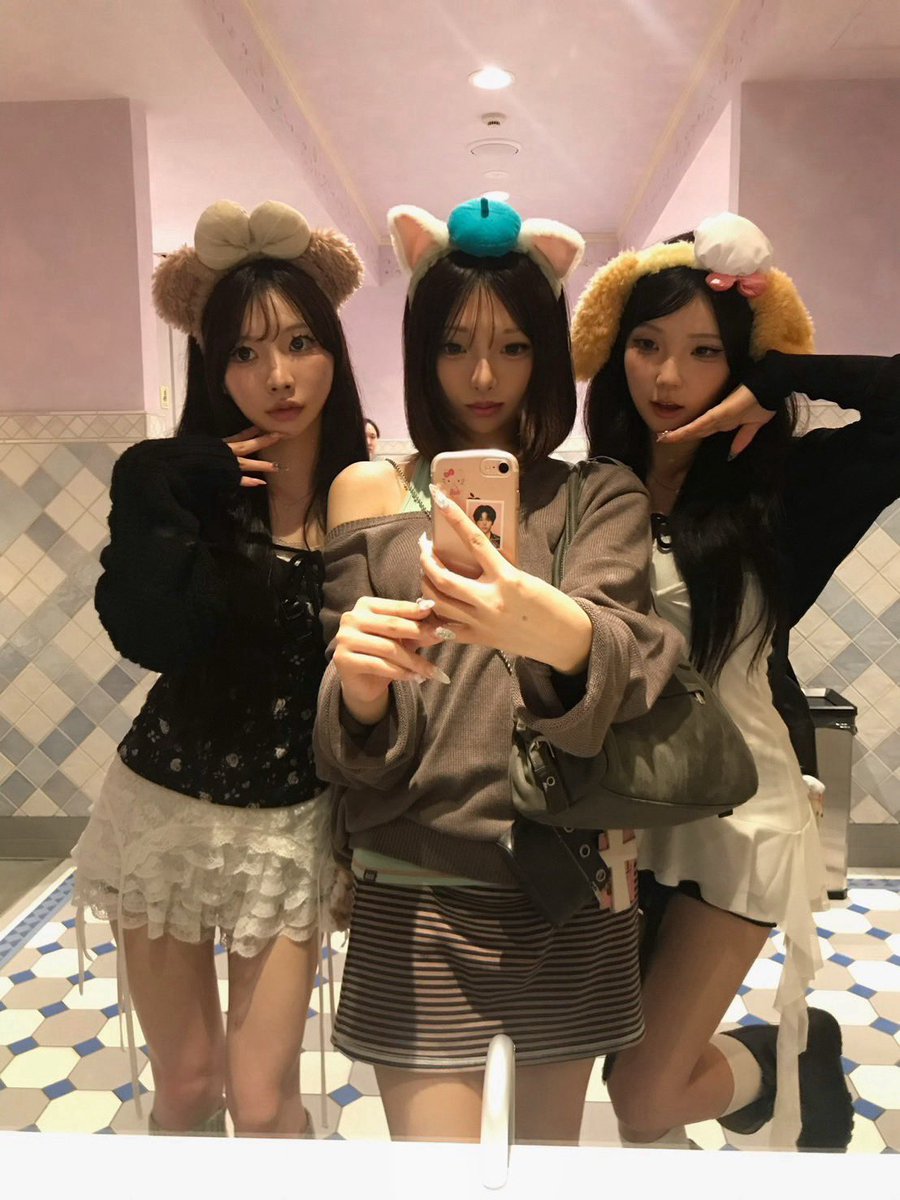 jake2yat's tweet photo. 카와이 오네상 두 명이랑 디즈니 다녀왔댠 ➰🎡🎠💗 https://t.co/4lXe6qDmp9