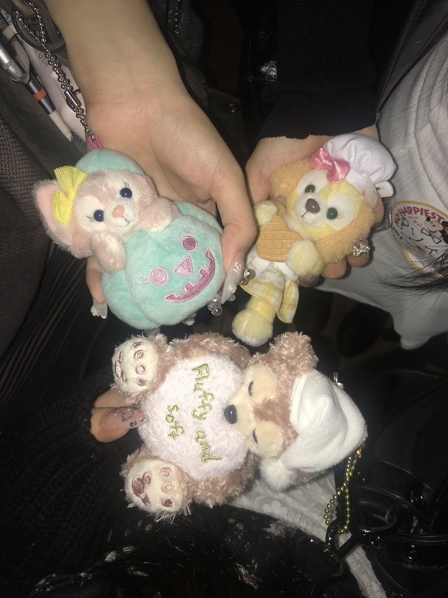 jake2yat's tweet photo. 카와이 오네상 두 명이랑 디즈니 다녀왔댠 ➰🎡🎠💗 https://t.co/4lXe6qDmp9
